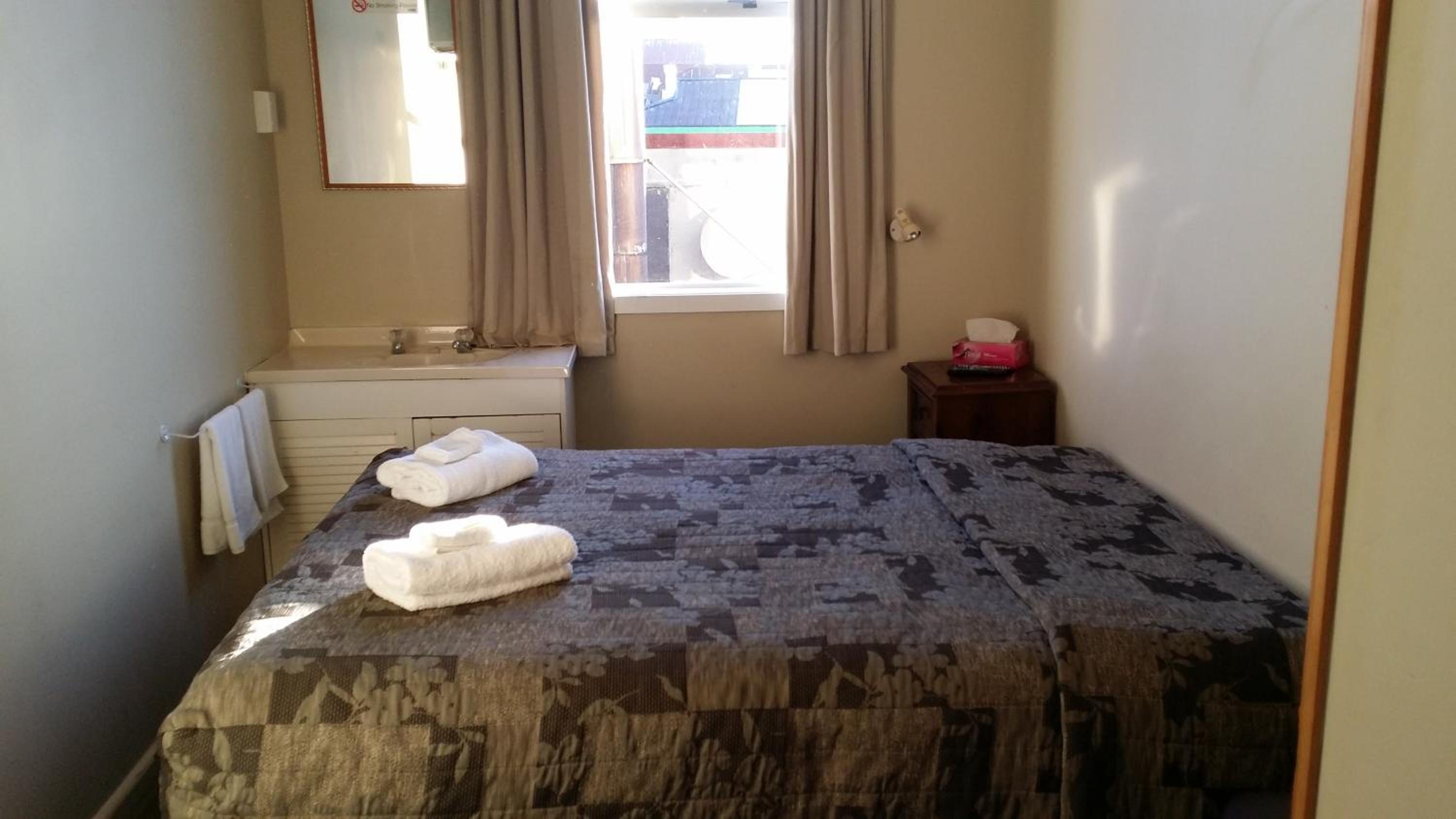 Budget Queen Room with Shared Bathroom photo 1