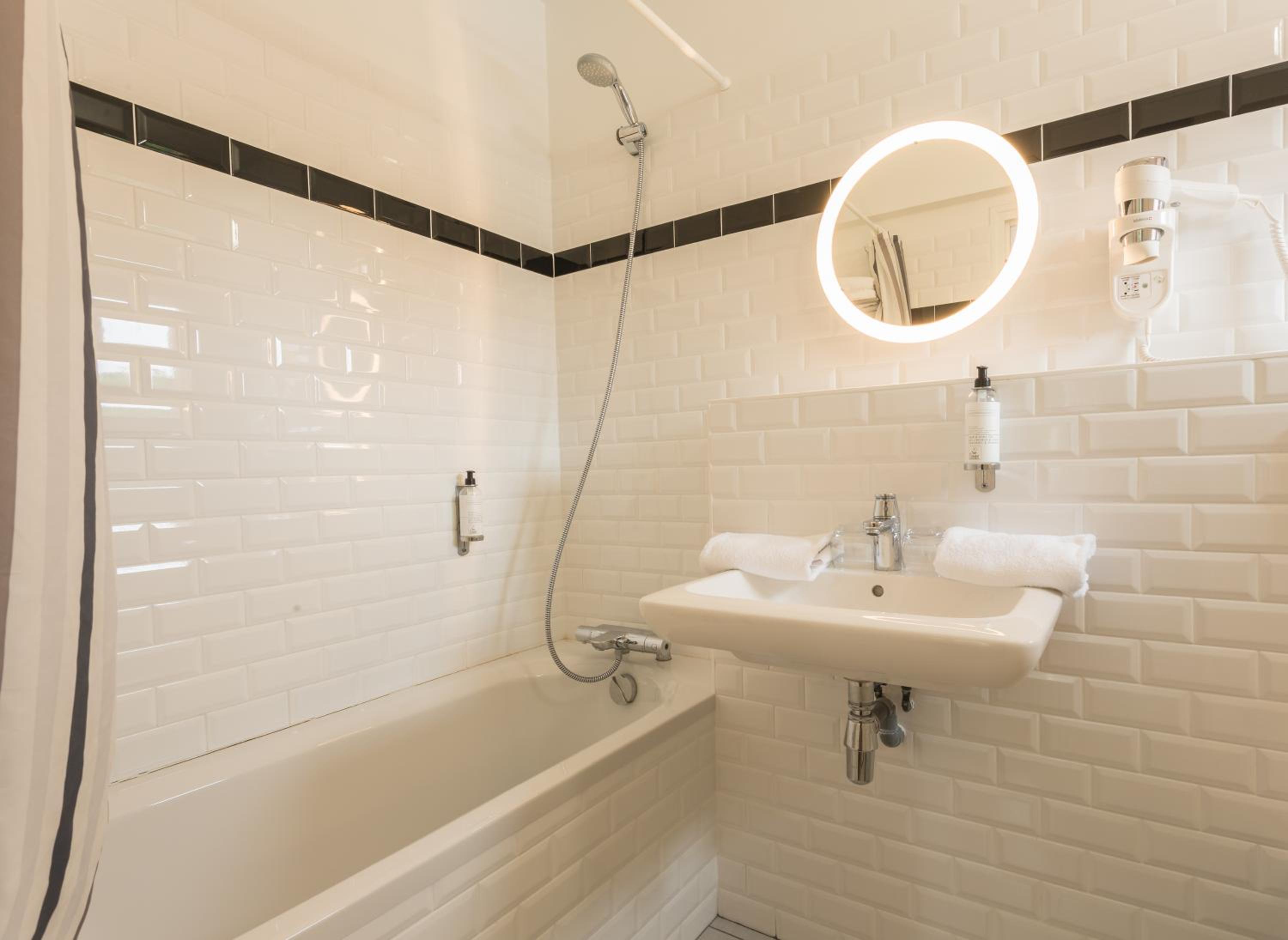 Twin Room with Bath photo 2
