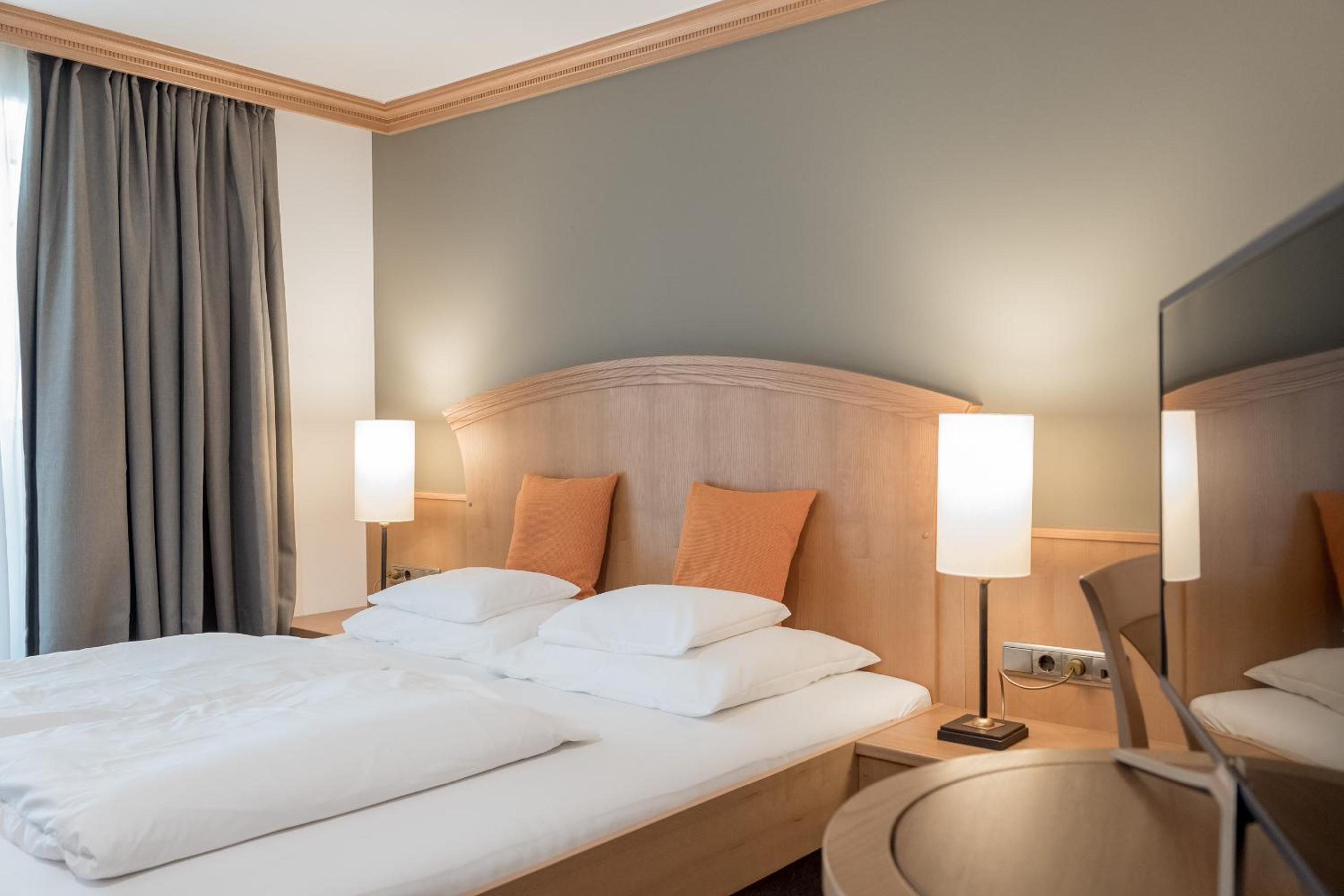 Deluxe Single Room with Balcony thumbnail 5