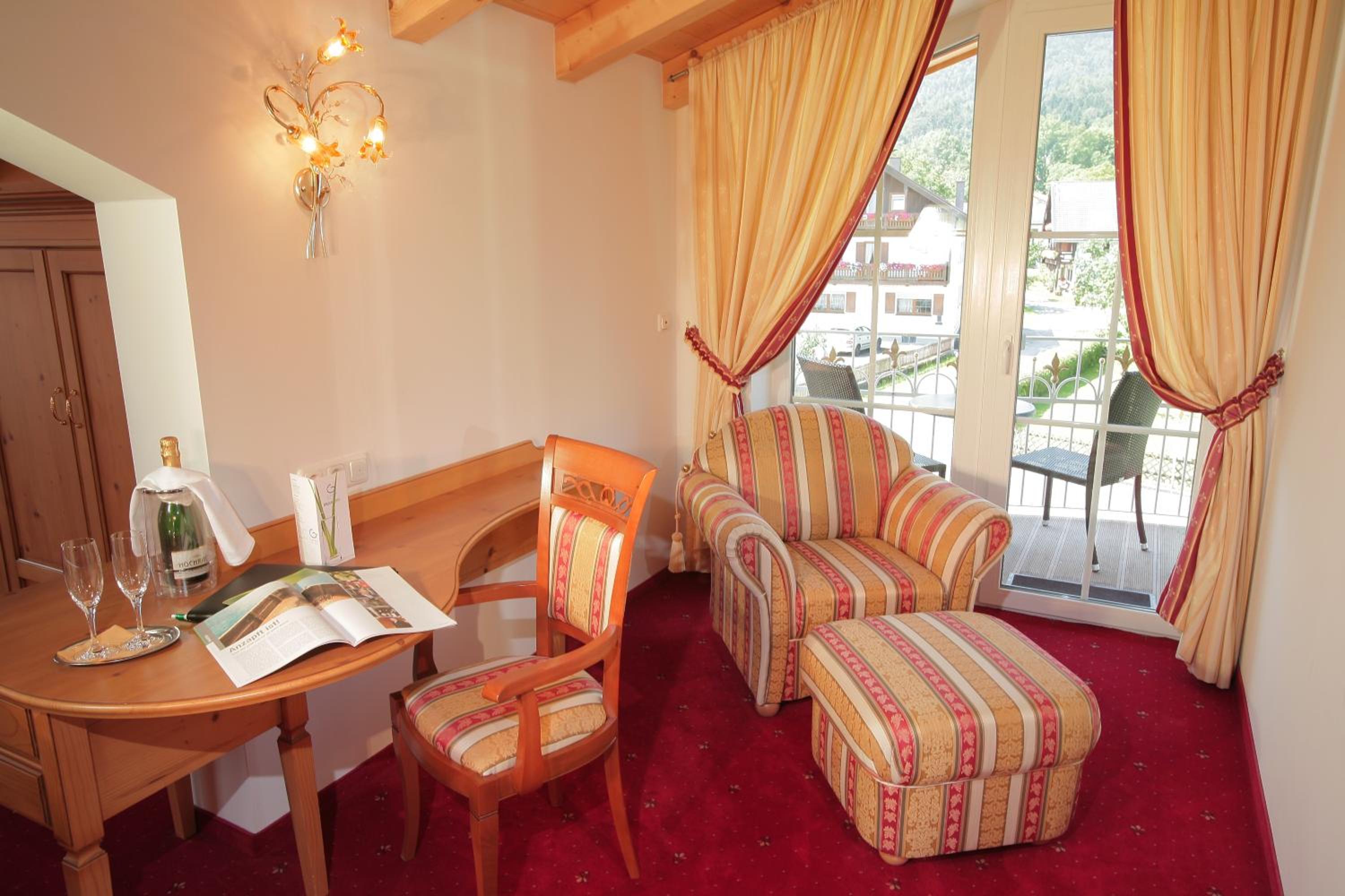 Deluxe Suite with Spa Bath photo 2