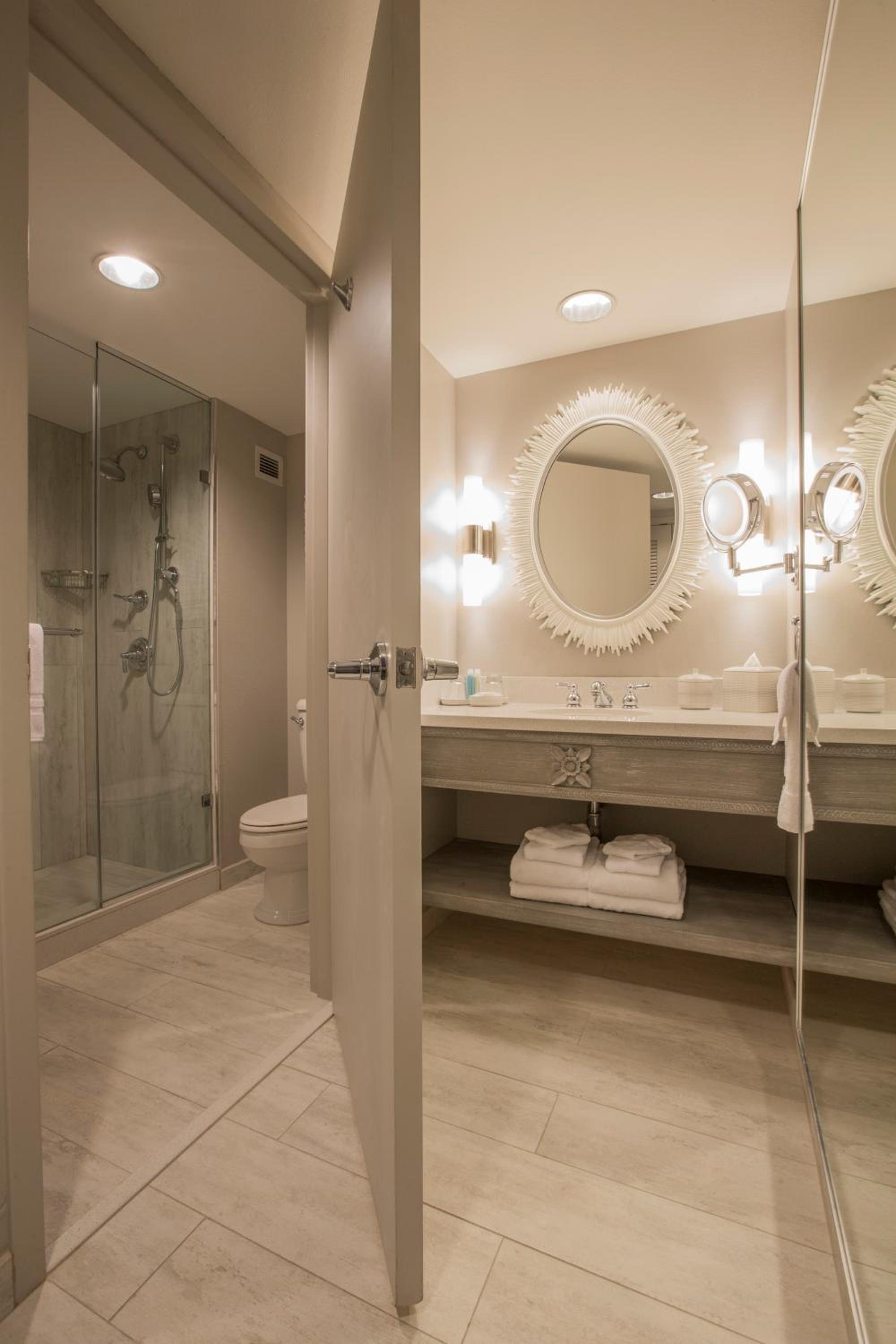 Hearing Accessible Standard 2 Queen Room (Includes FREE^ Universal Express Unlimited) thumbnail 5
