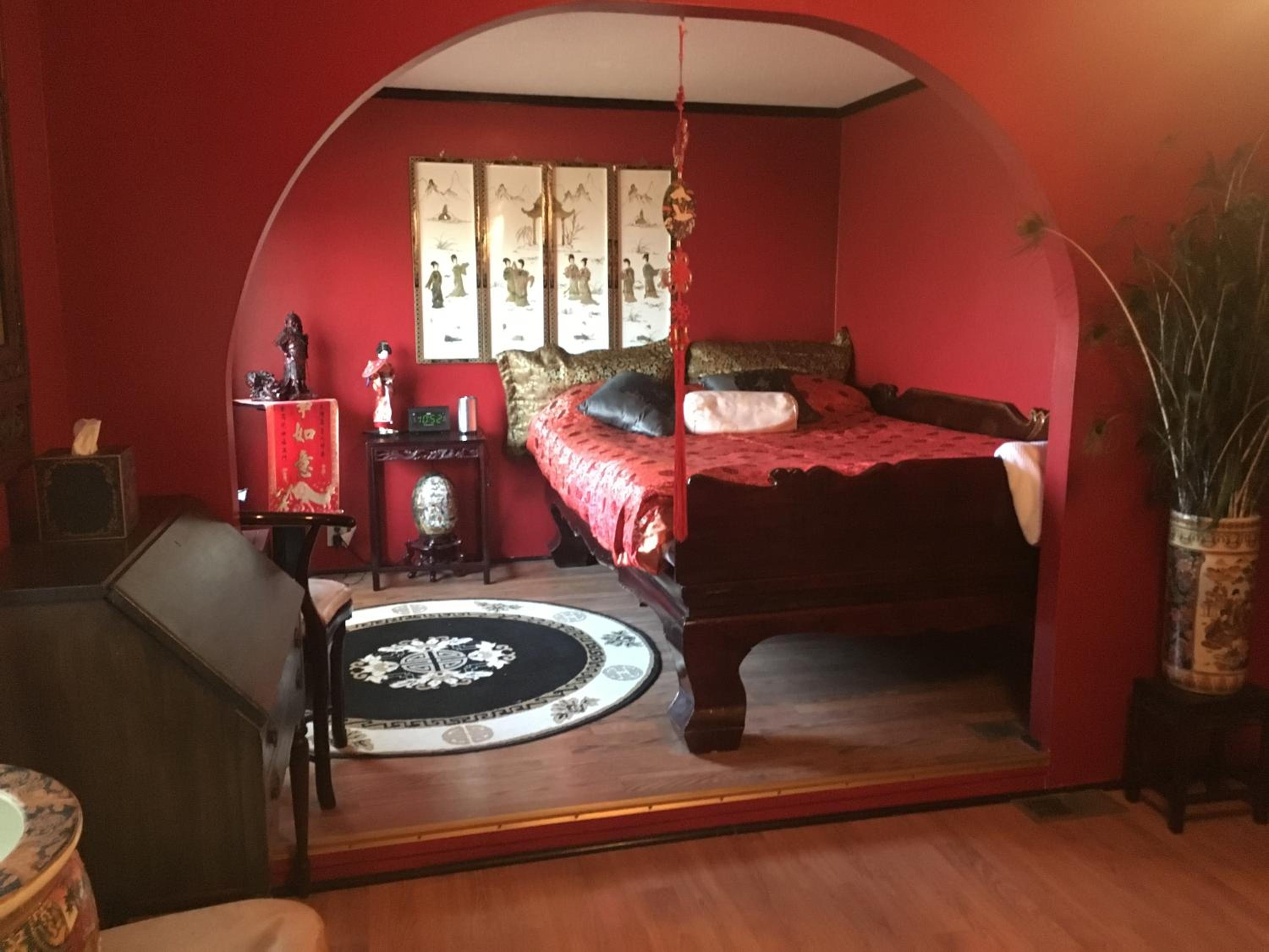 Deluxe Queen Room with Bath photo 1