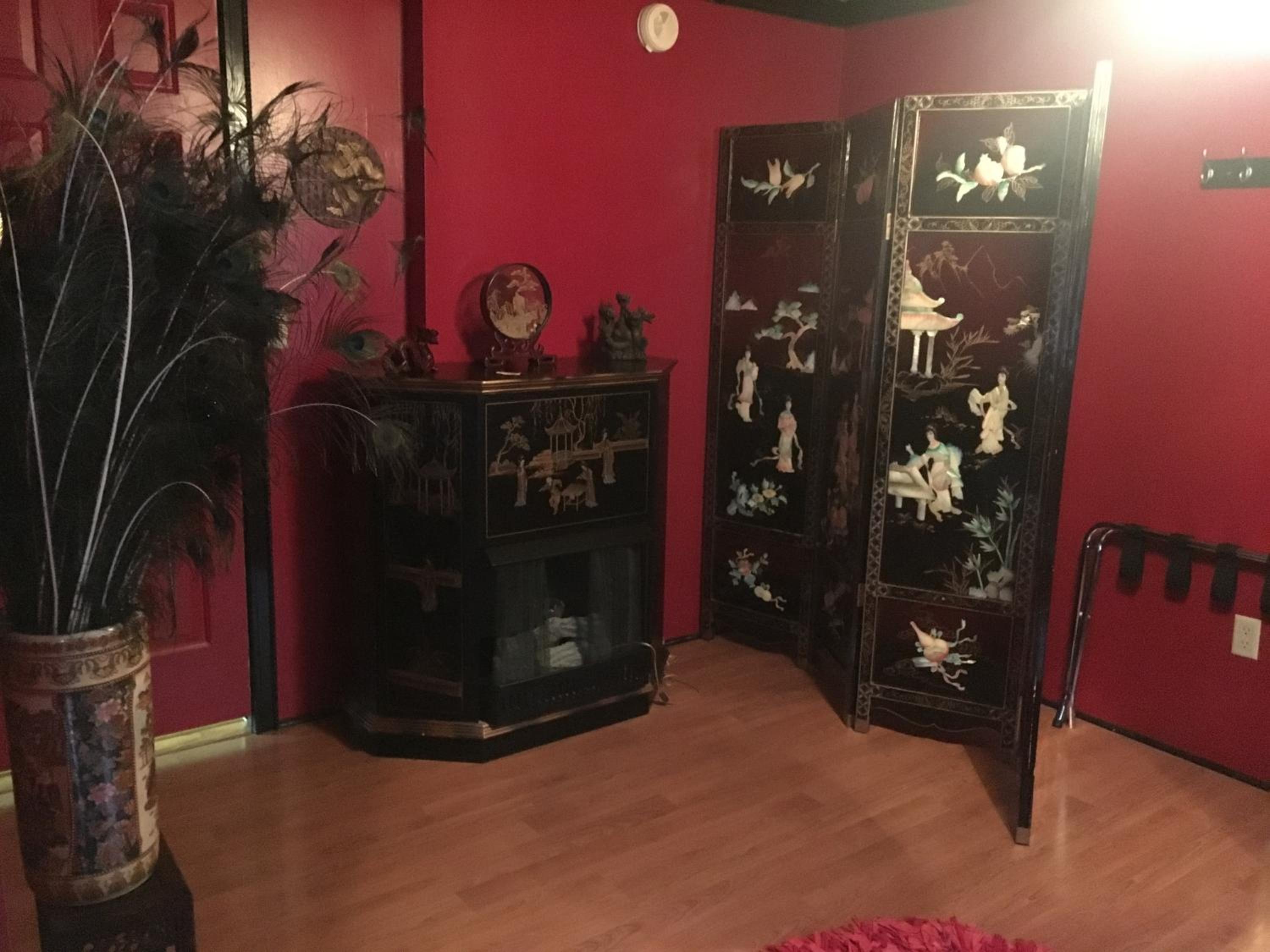 Deluxe Queen Room with Bath photo 3