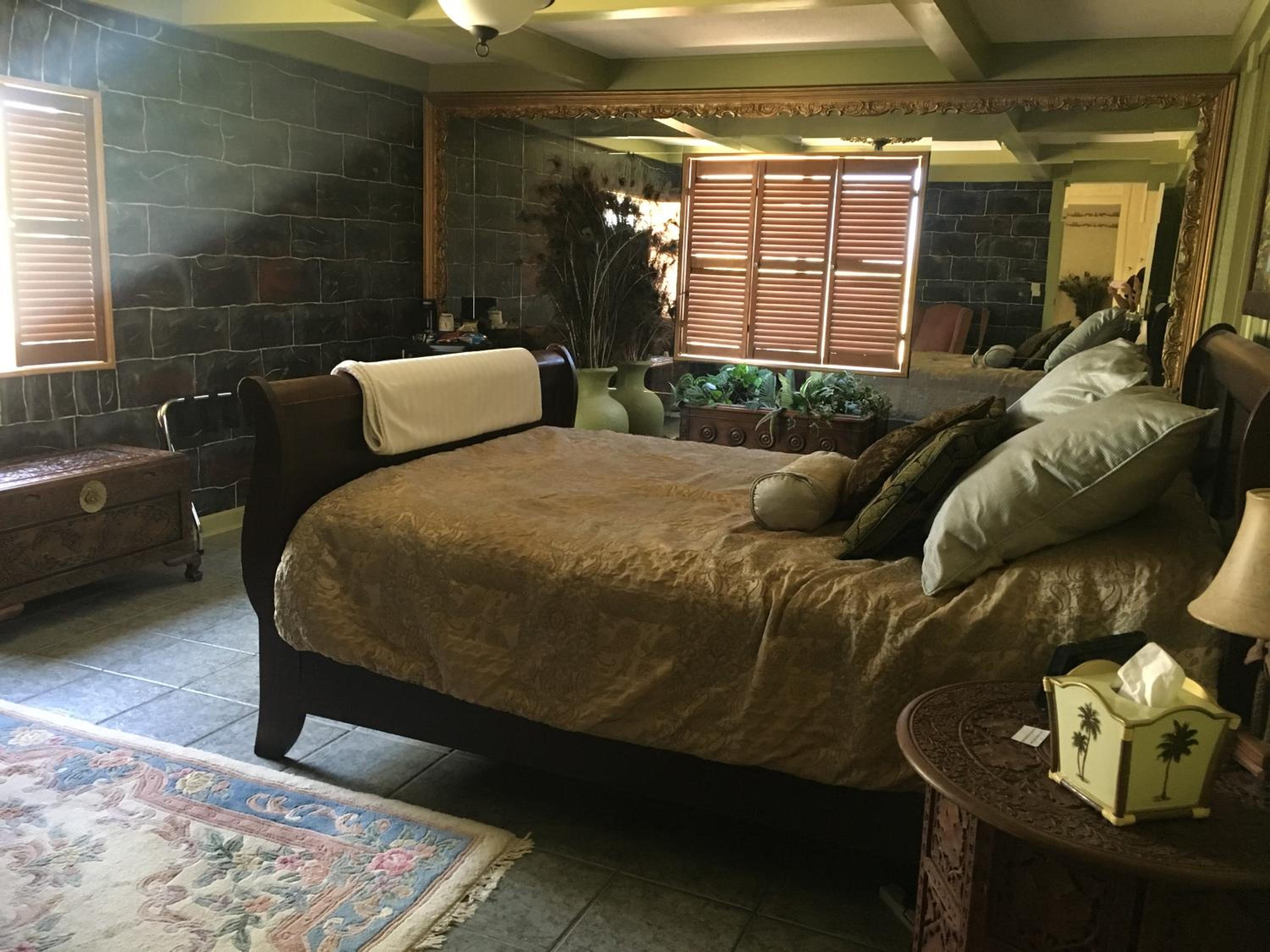 Deluxe Queen Room with Bath photo 1