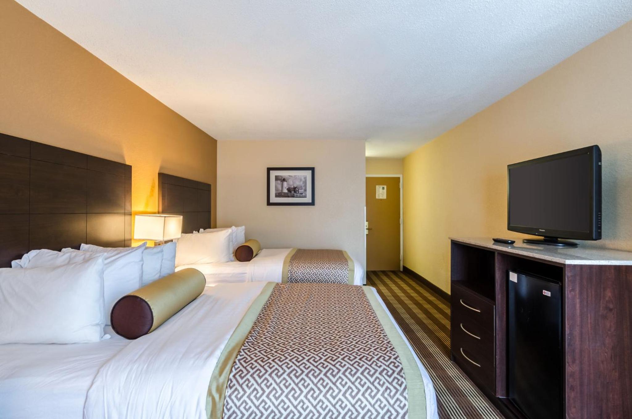 Queen Room with Two Queen Beds - Pet Friendly/Non-Smoking - Photo 6