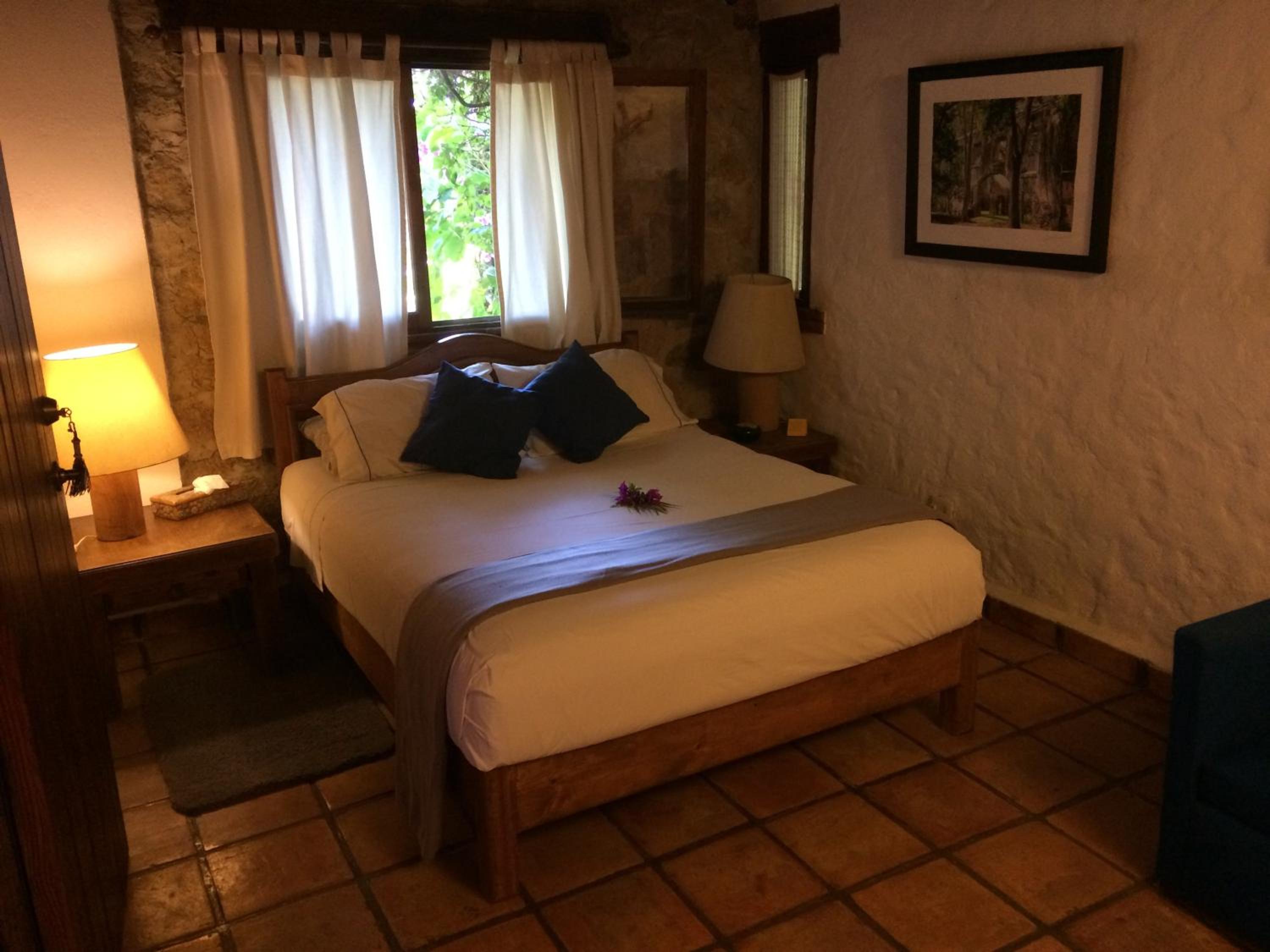 Deluxe Queen Room - Photo 8