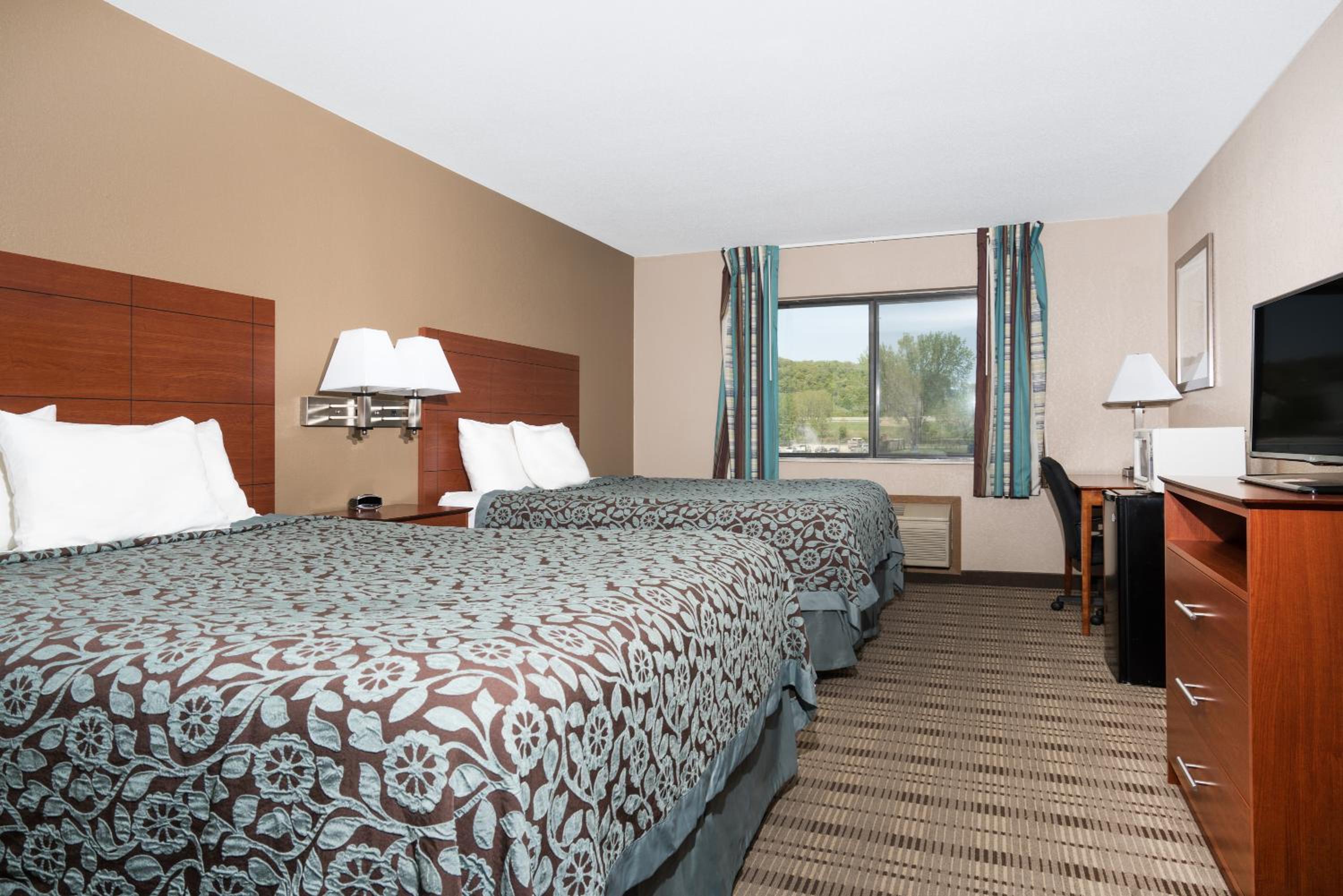 Queen Room with Two Queen Beds - Non-Smoking - Photo 2