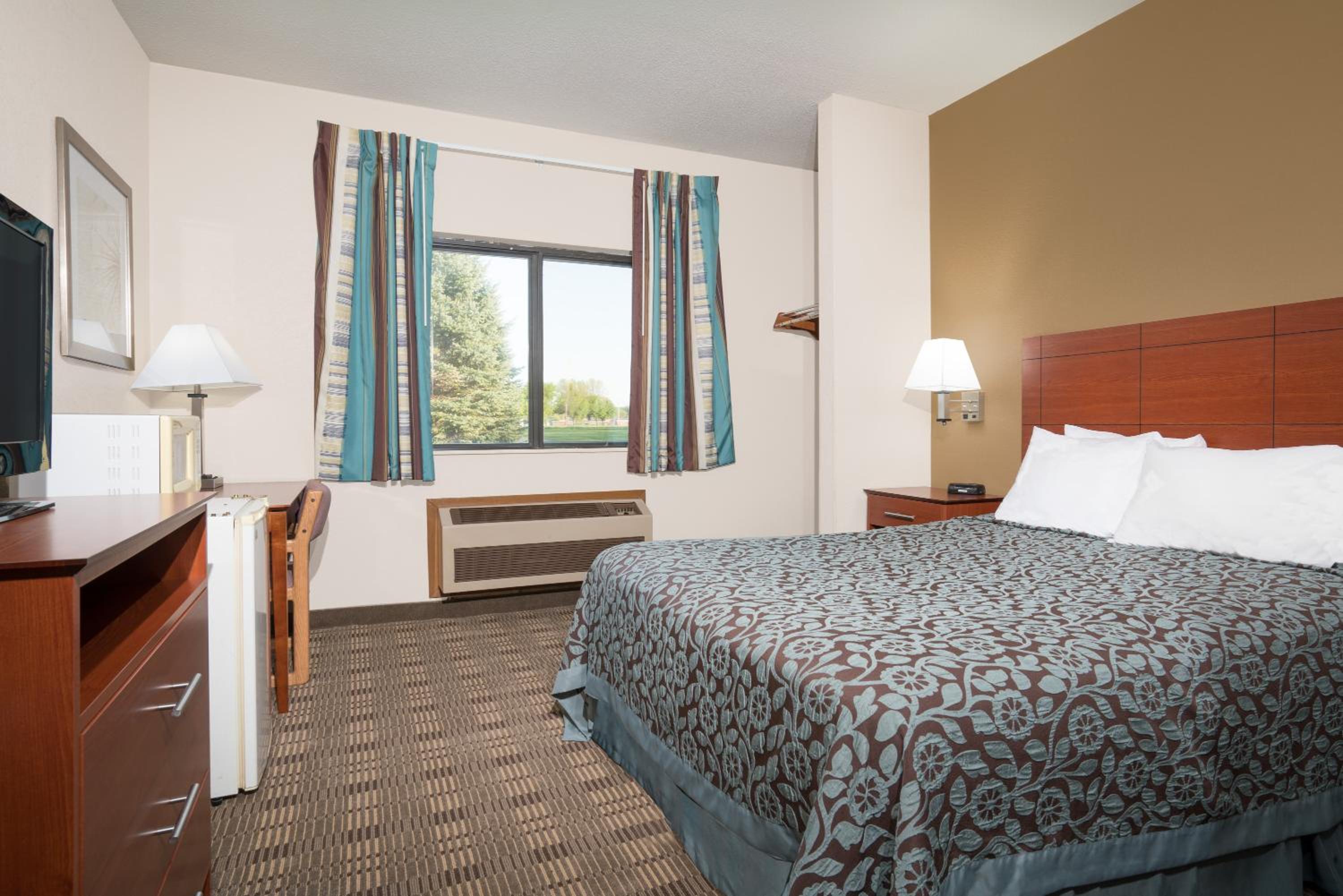 Deluxe Queen Room with Two Queen Beds - Non-Smoking - Photo 2
