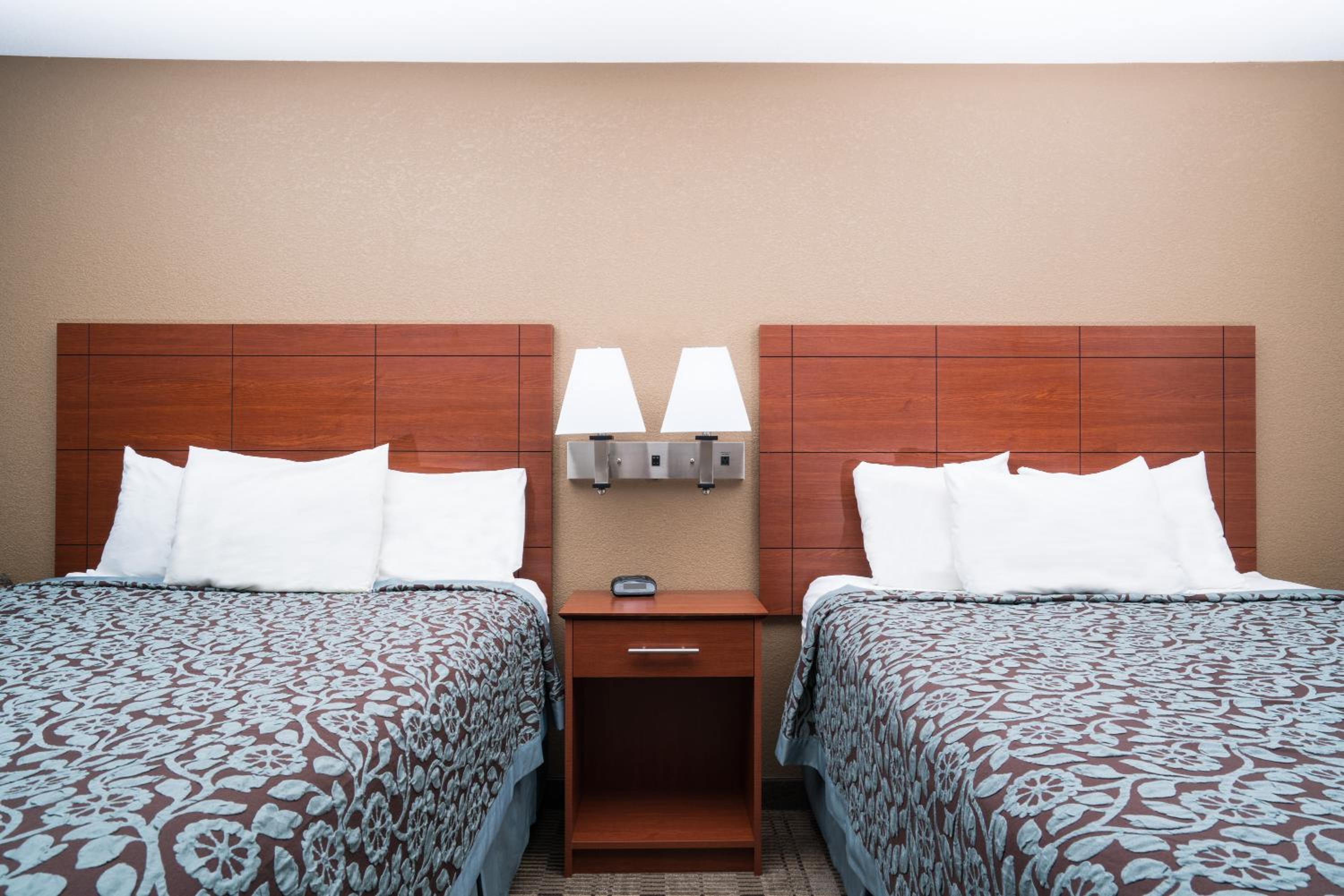 Queen Room with Two Queen Beds - Non-Smoking - Photo 3
