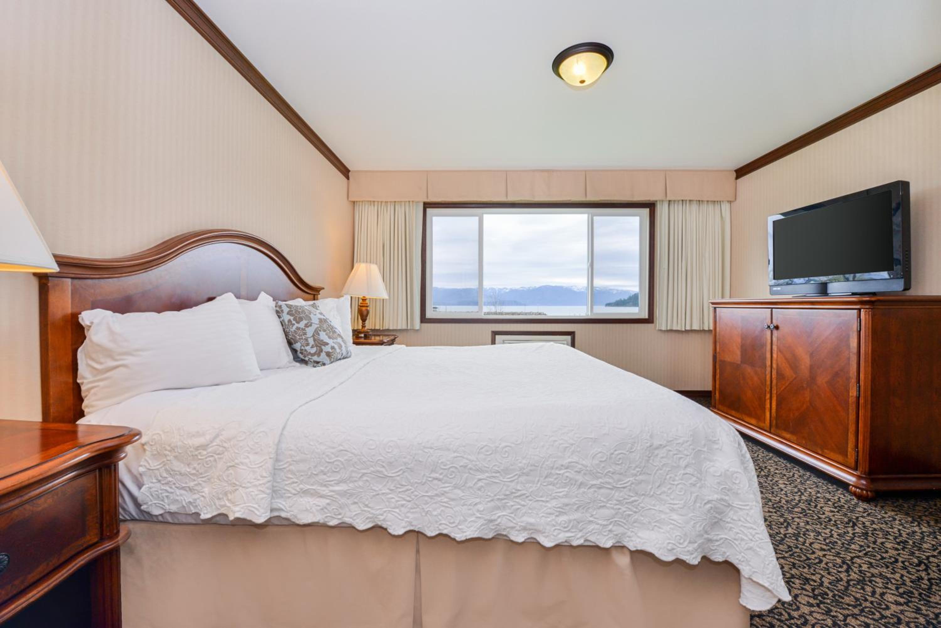 King Suite With Lake View - Non Smoking photo 3