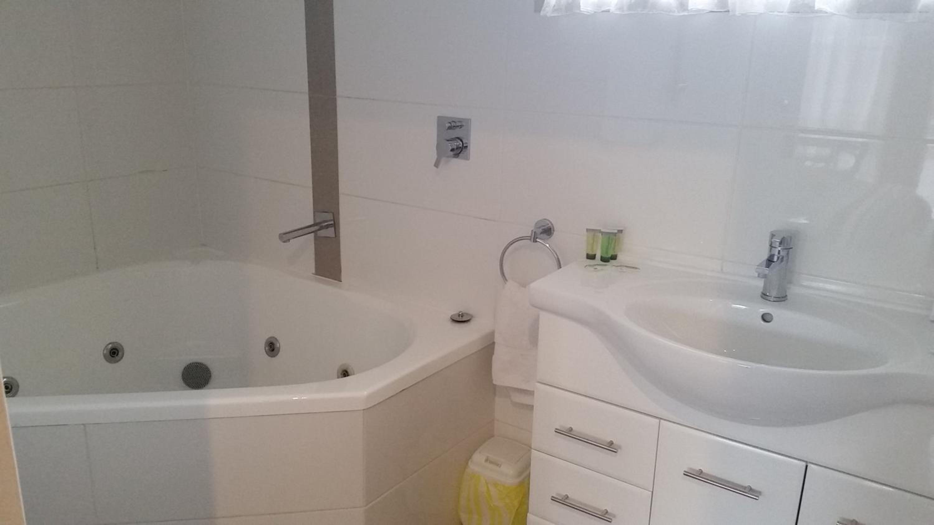 Studio with Spa Bath - Photo 3