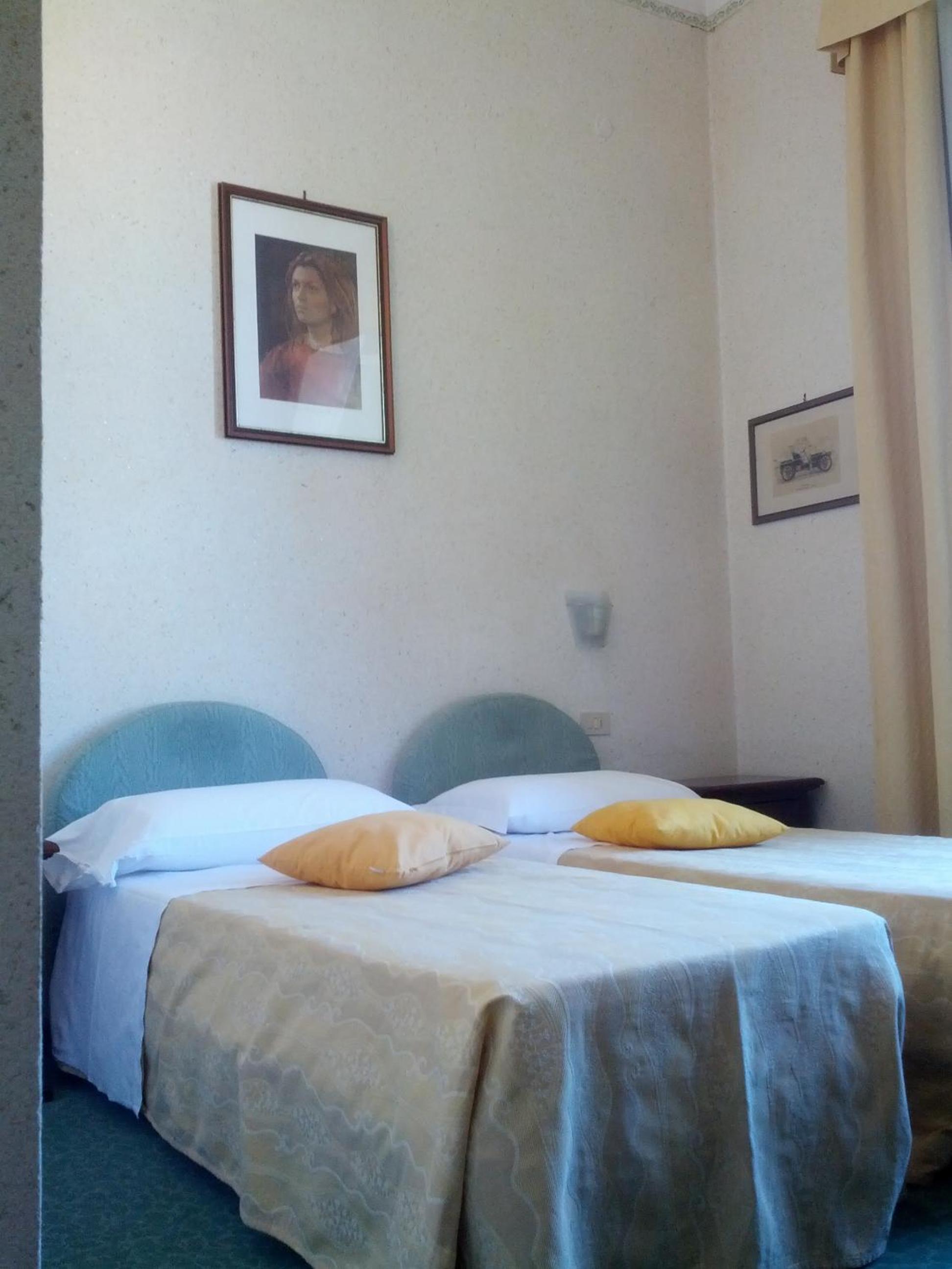 Twin Room - Photo 2