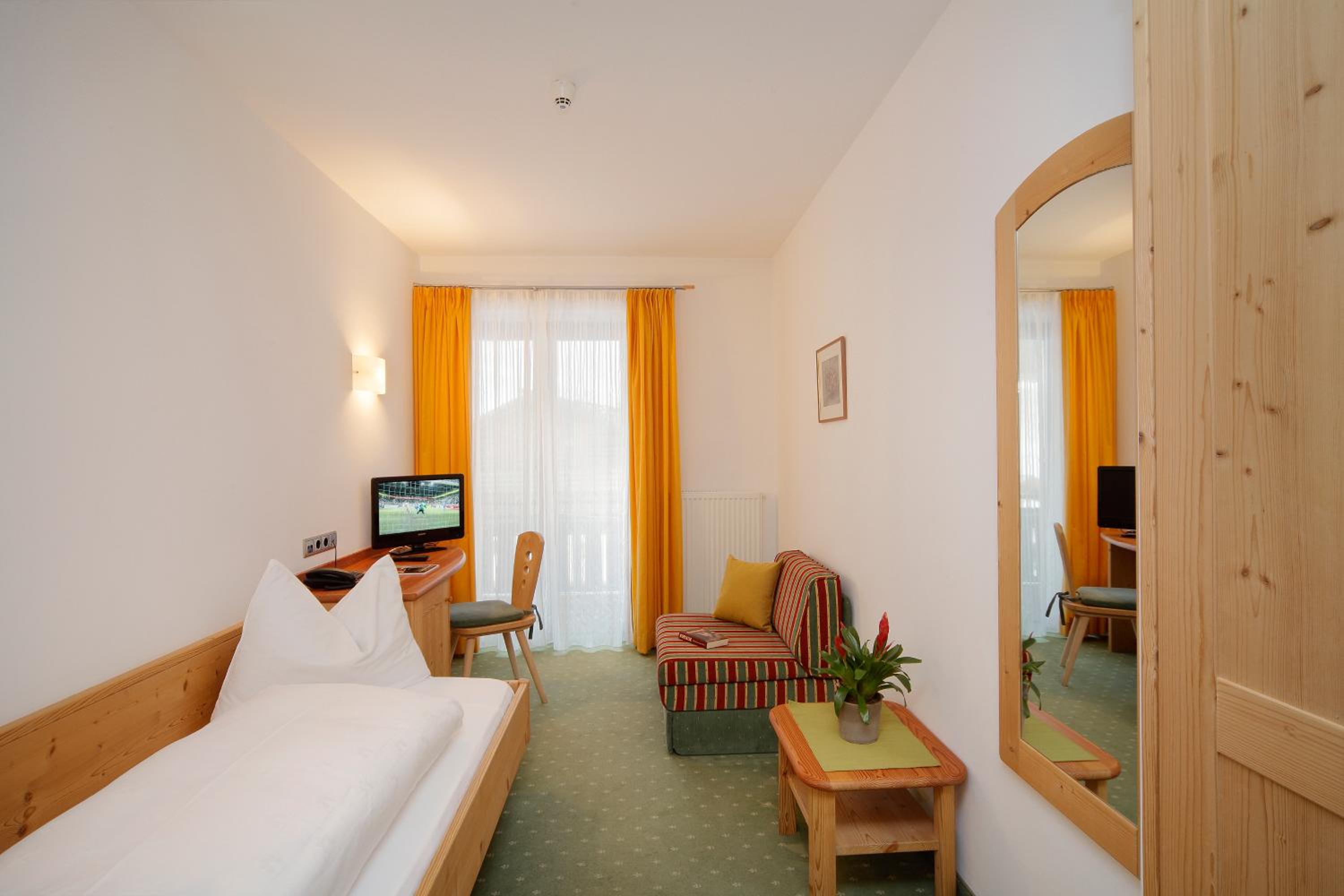 Single Room with Balcony and Mountain View