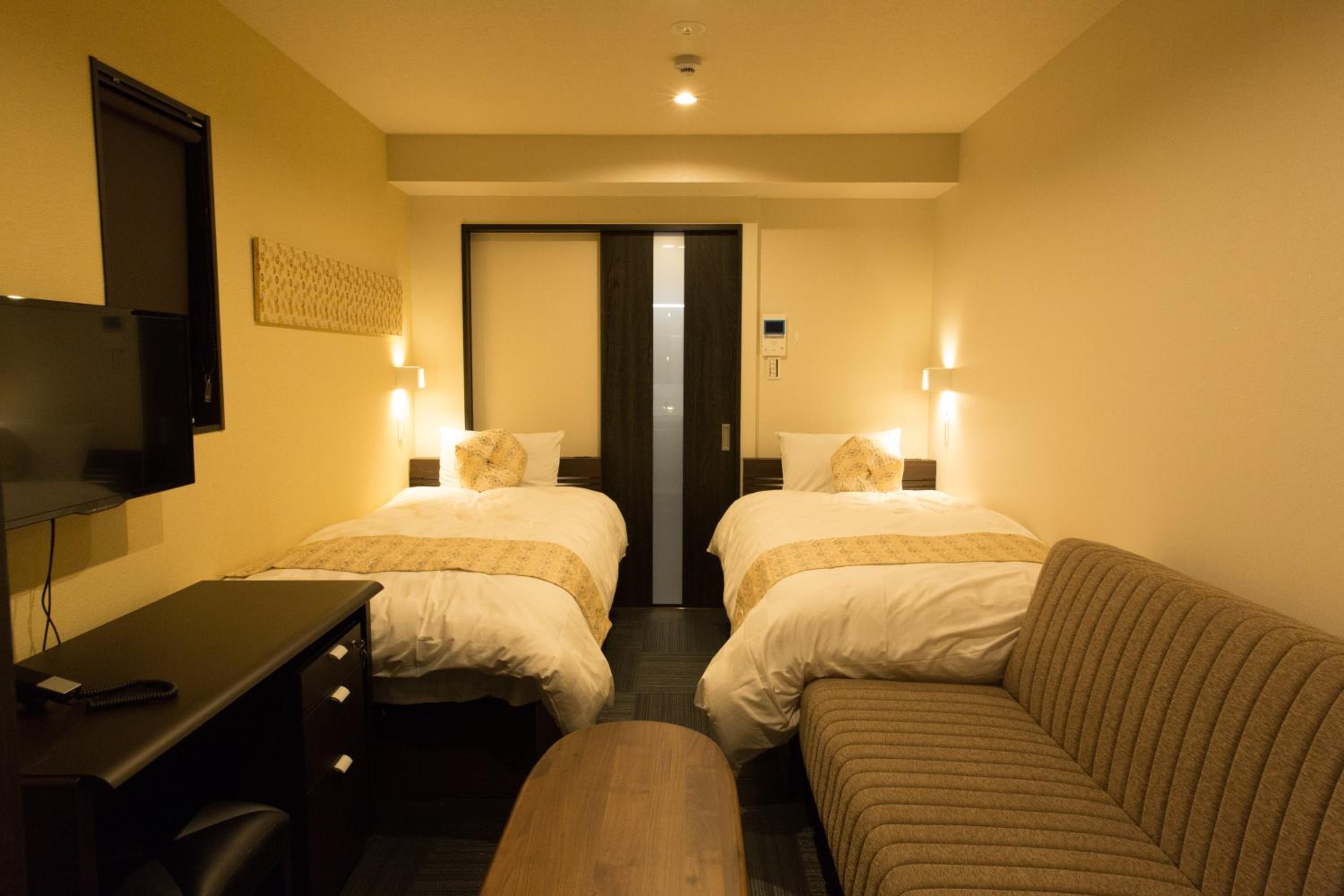 Standard Twin Room with Sofa Bed thumbnail 5
