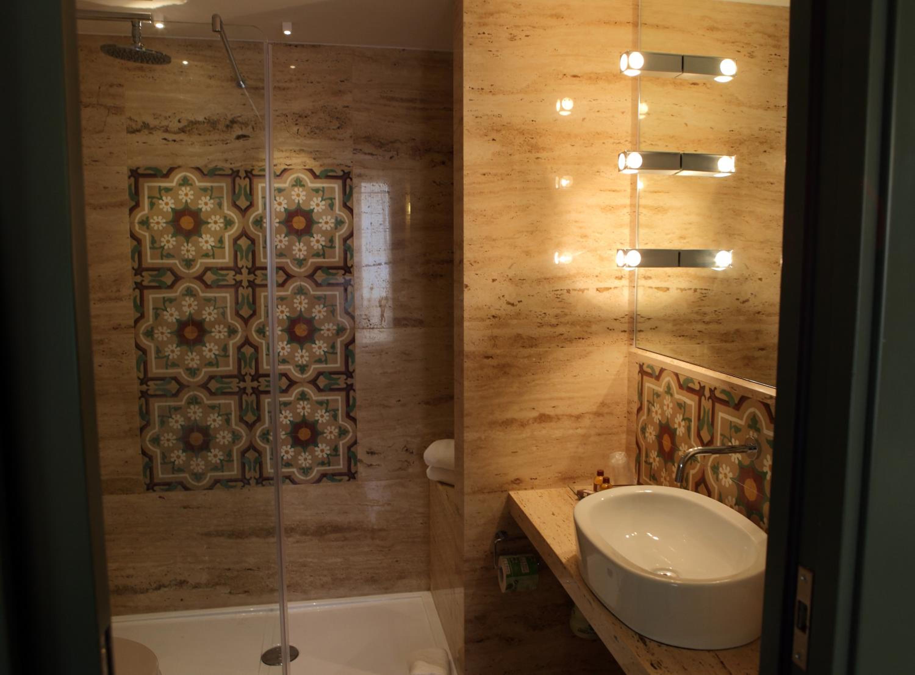 Deluxe Double Room with Balcony - Photo 6