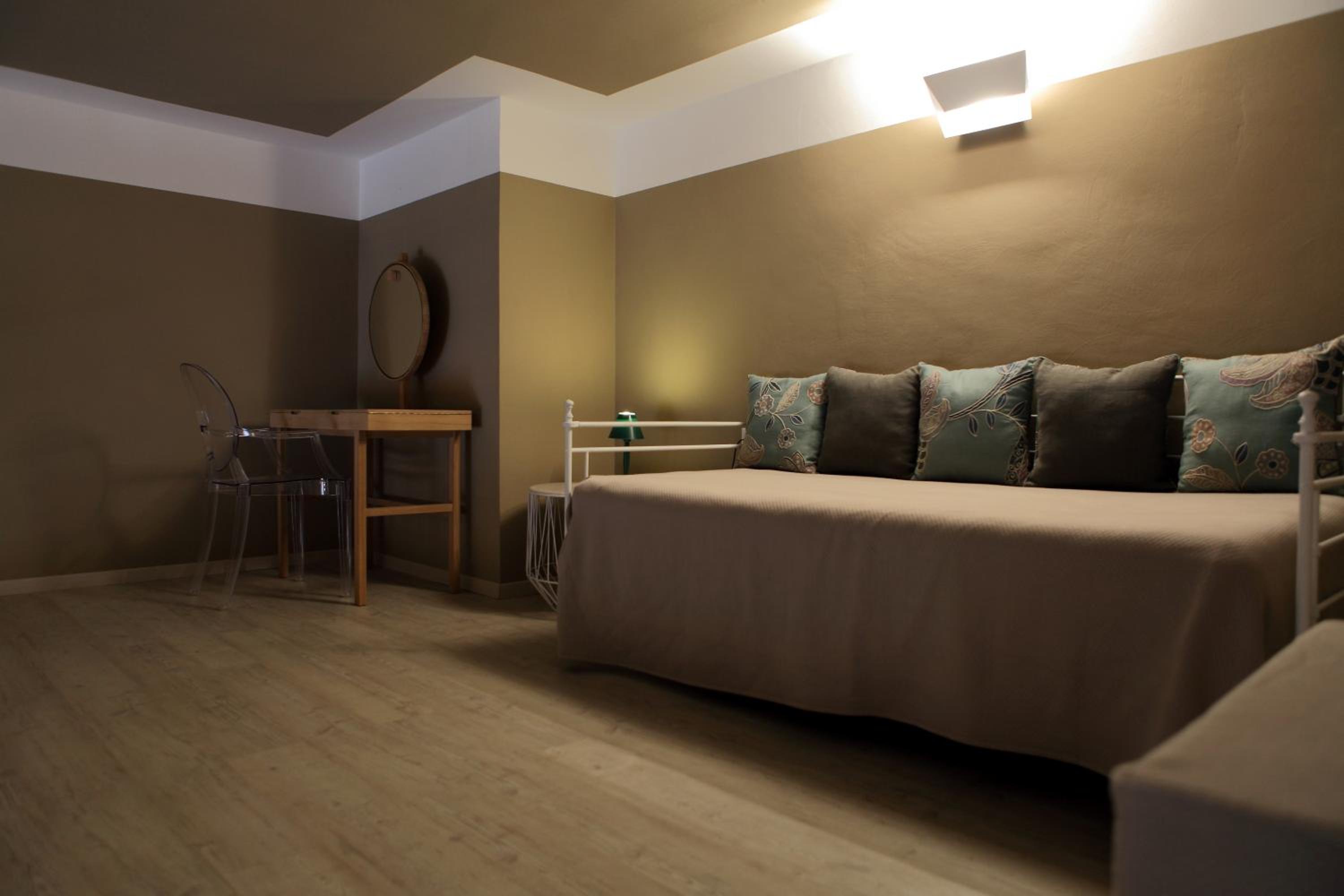 Deluxe Double Room with Balcony - Photo 4