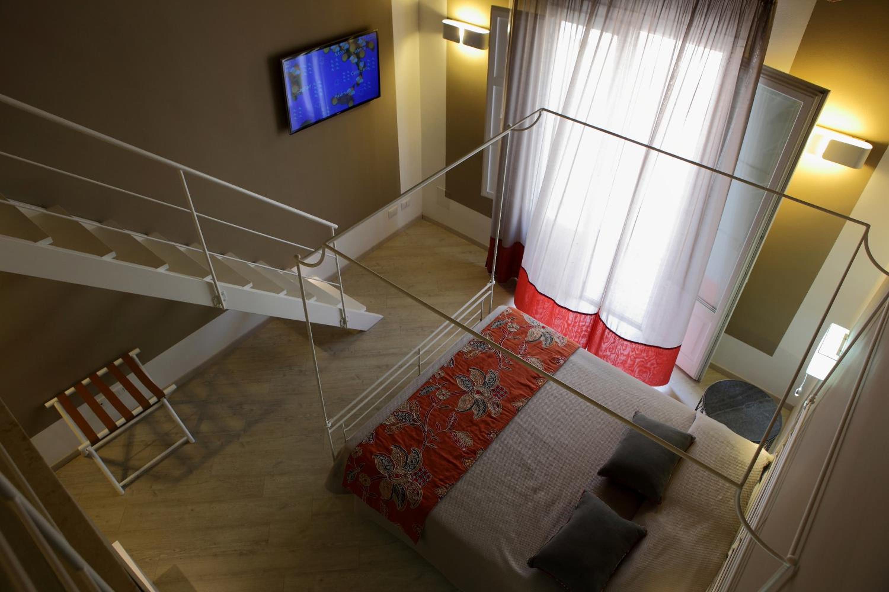 Deluxe Double Room with Balcony - Photo 8