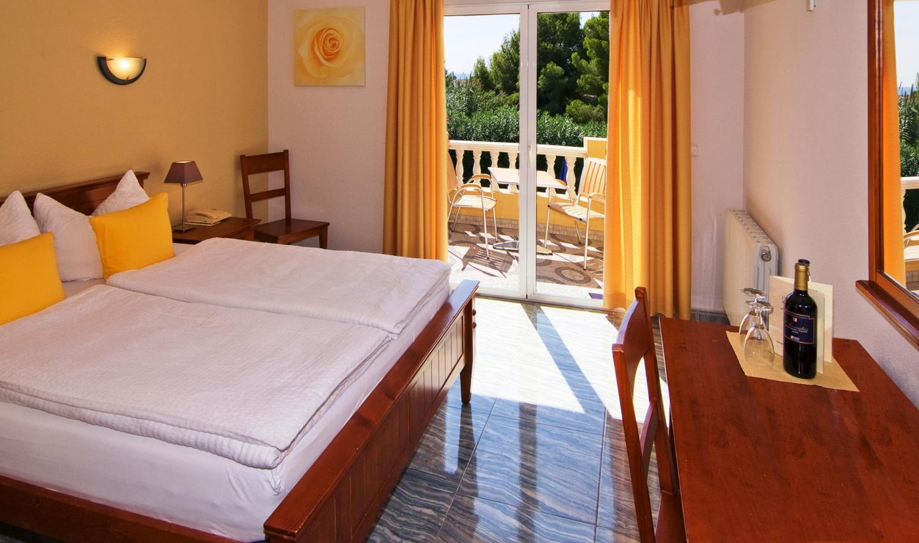 Queen Room with Balcony - Photo 1