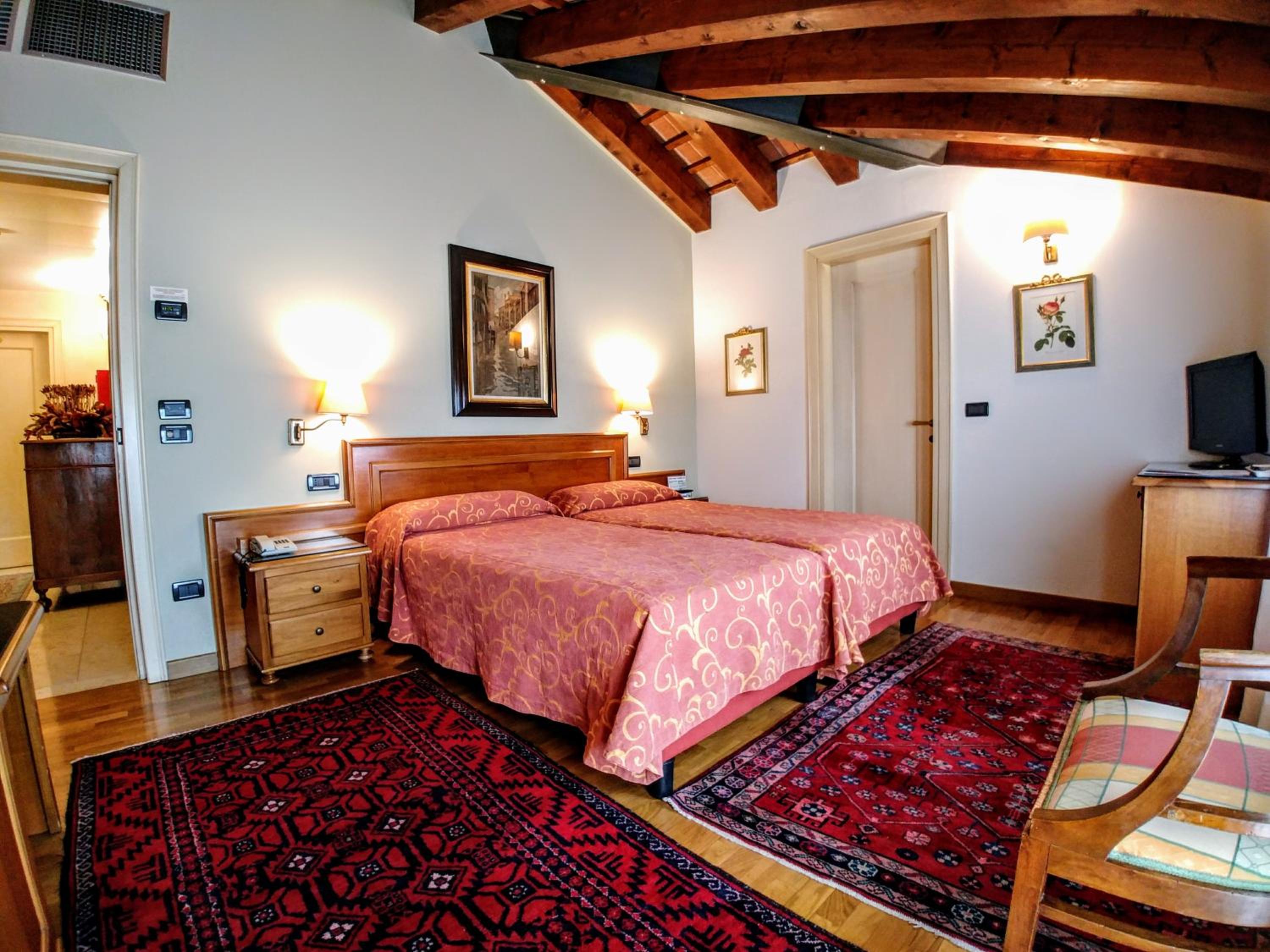 Double or Twin Room - Photo 5