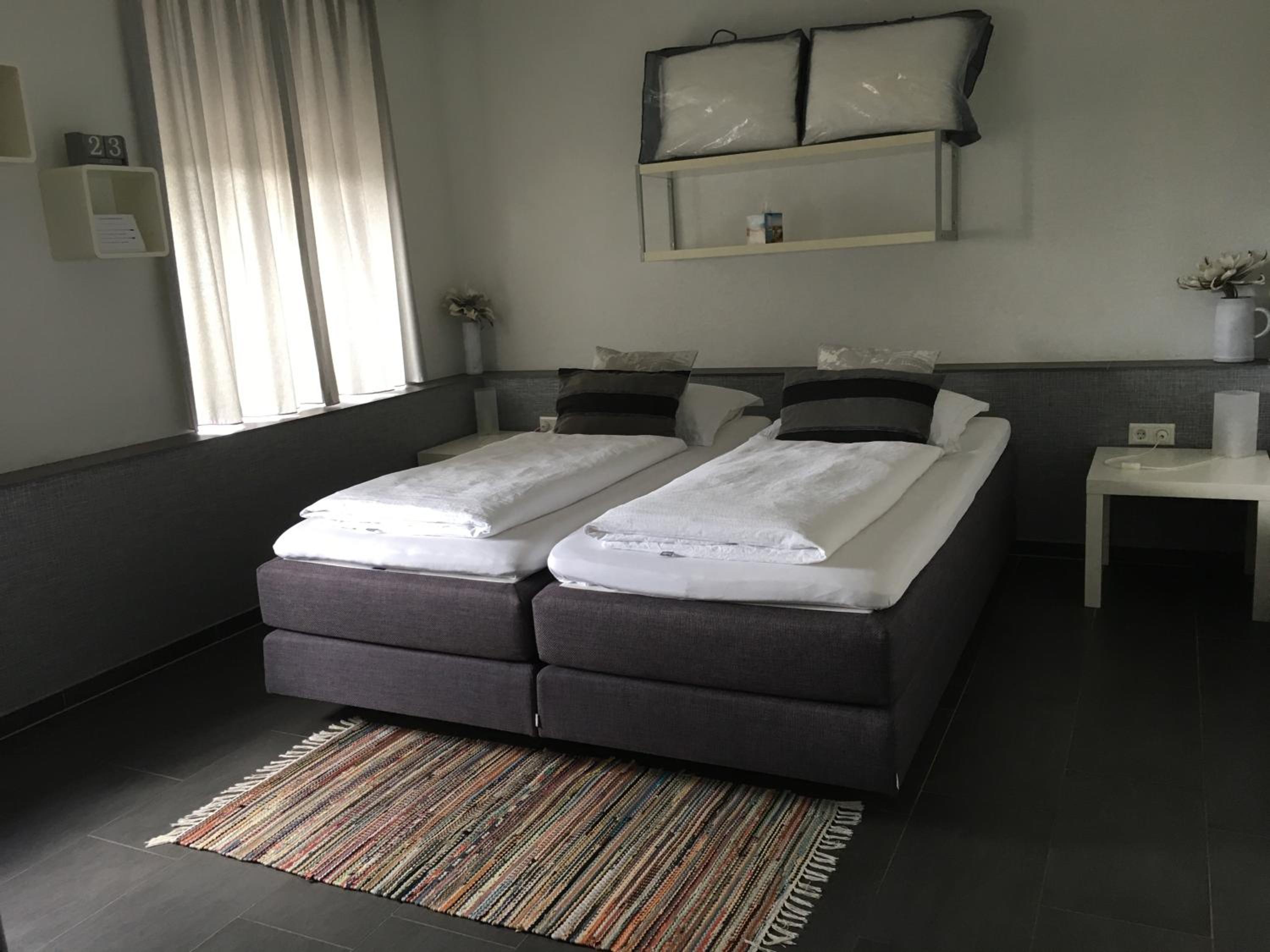 Standard Double Room - Photo 8