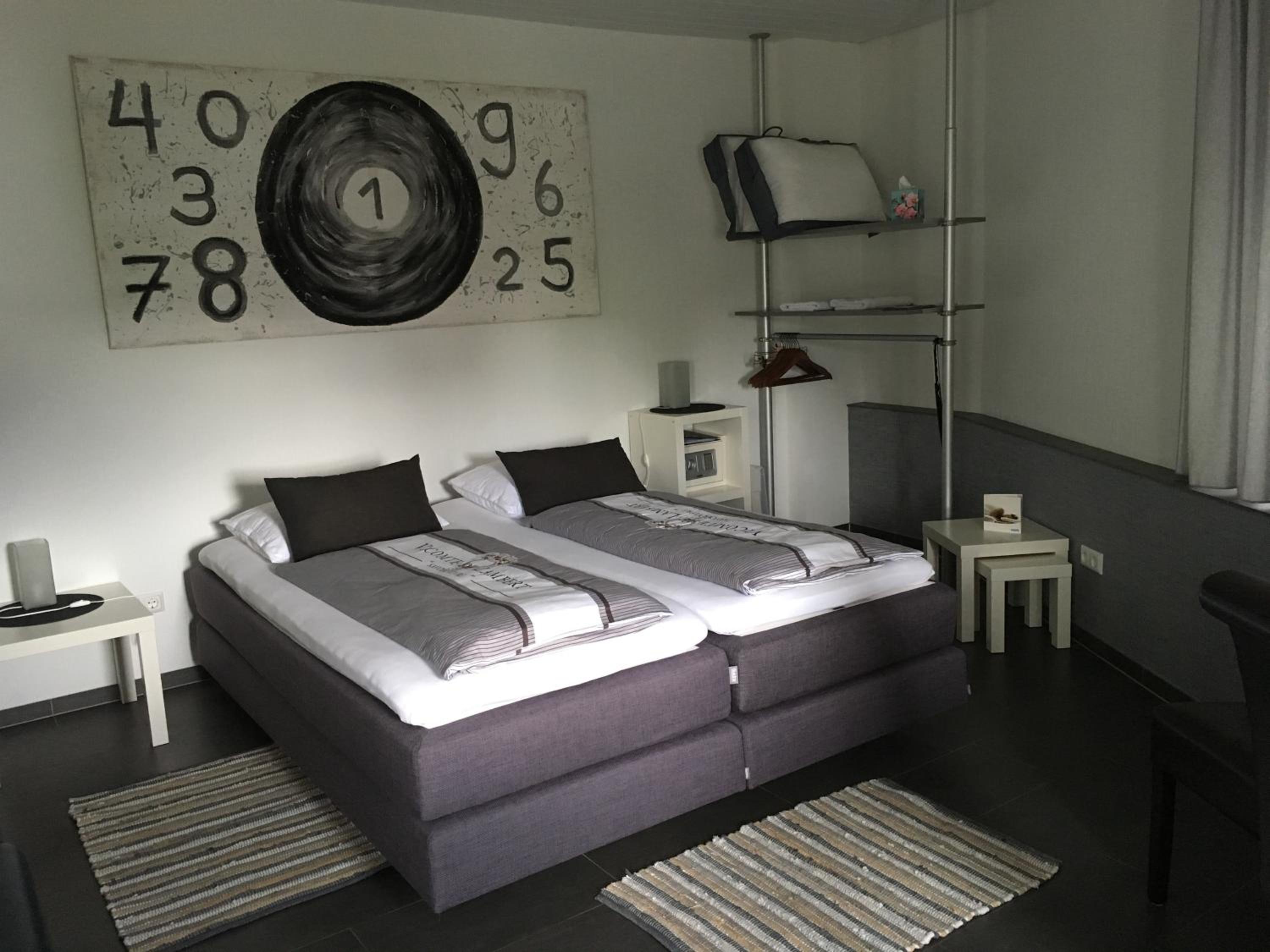 Standard Double Room - Photo 9