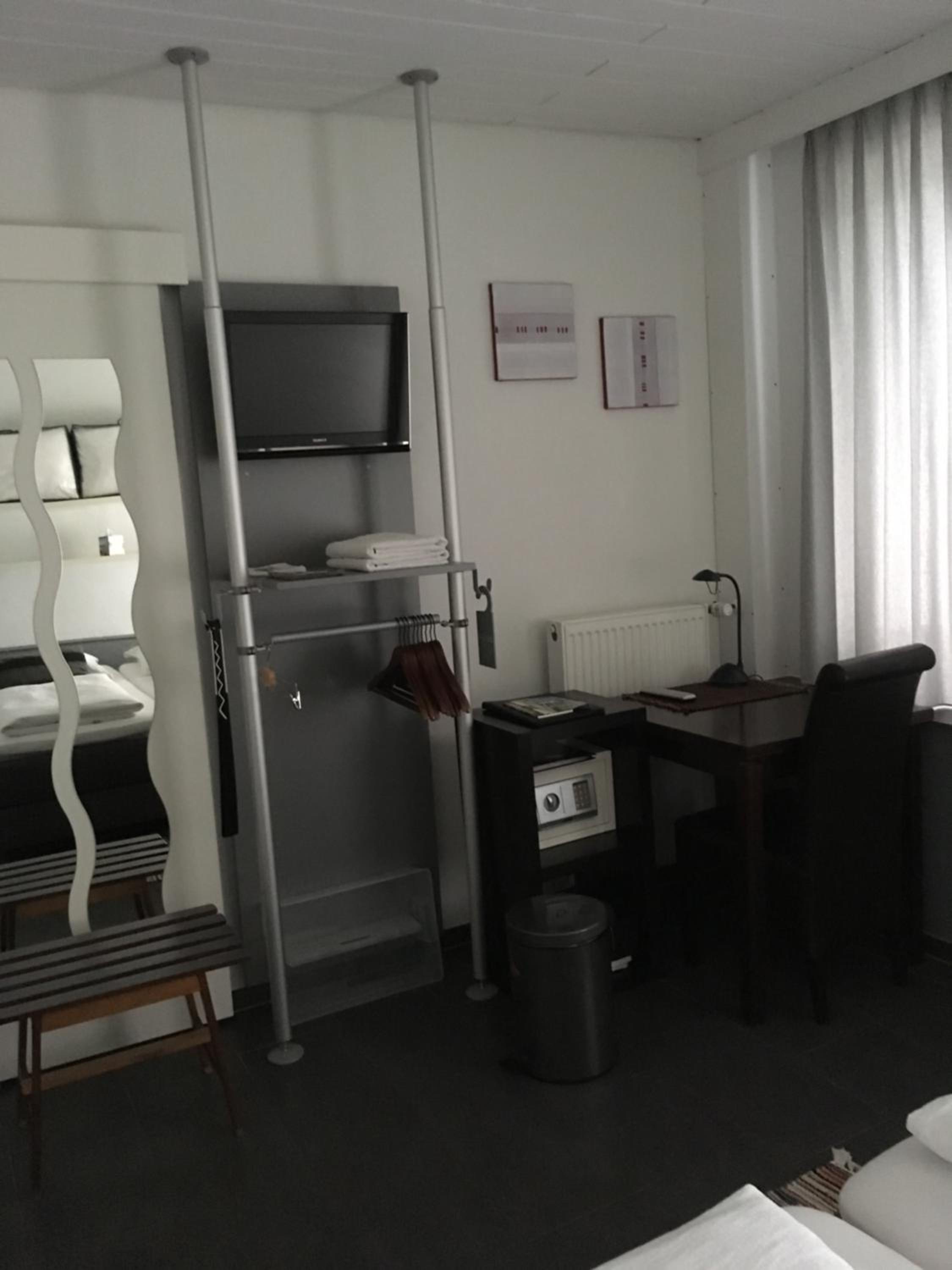 Standard Double Room - Photo 11