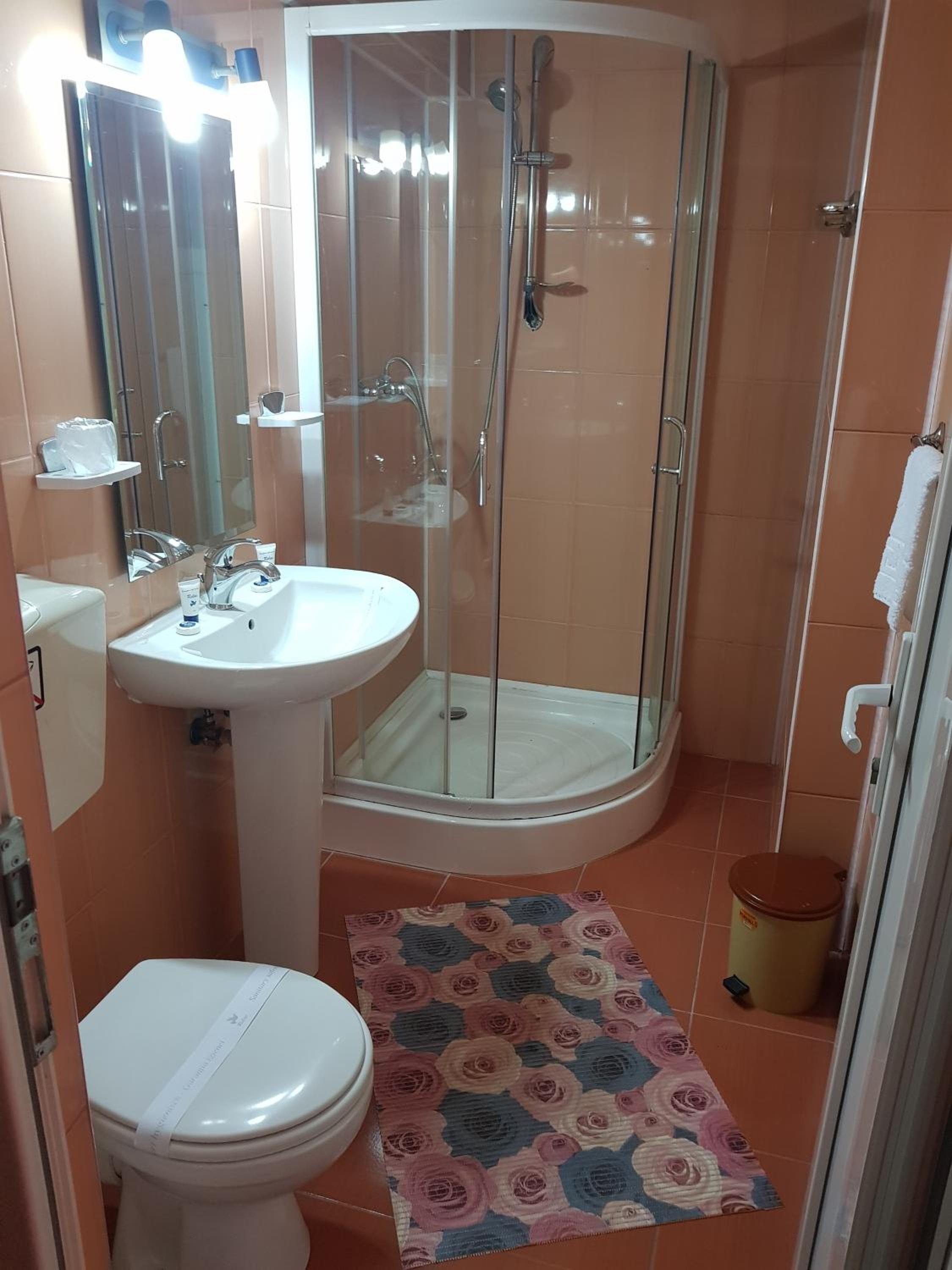 Twin Room - Photo 10