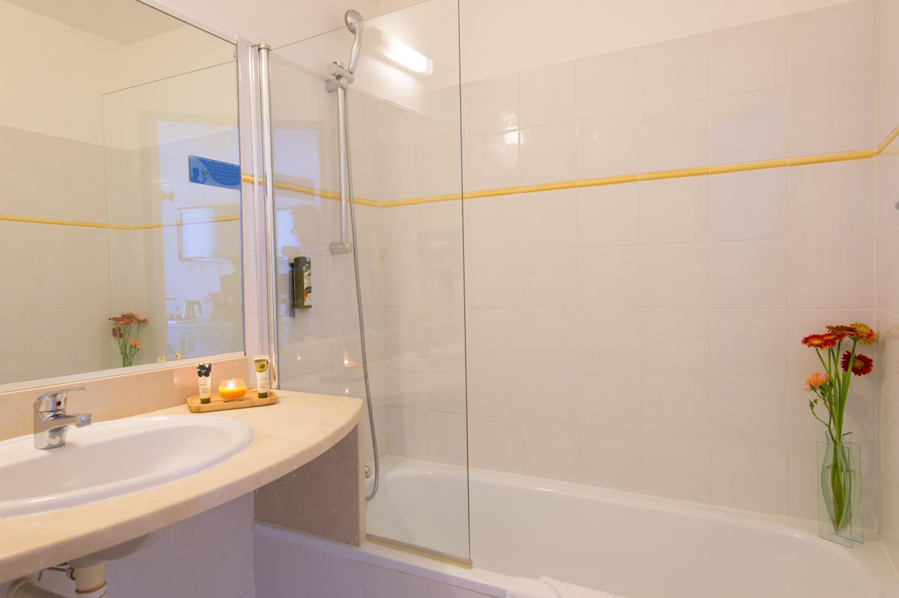 Standard Twin Room - Photo 2