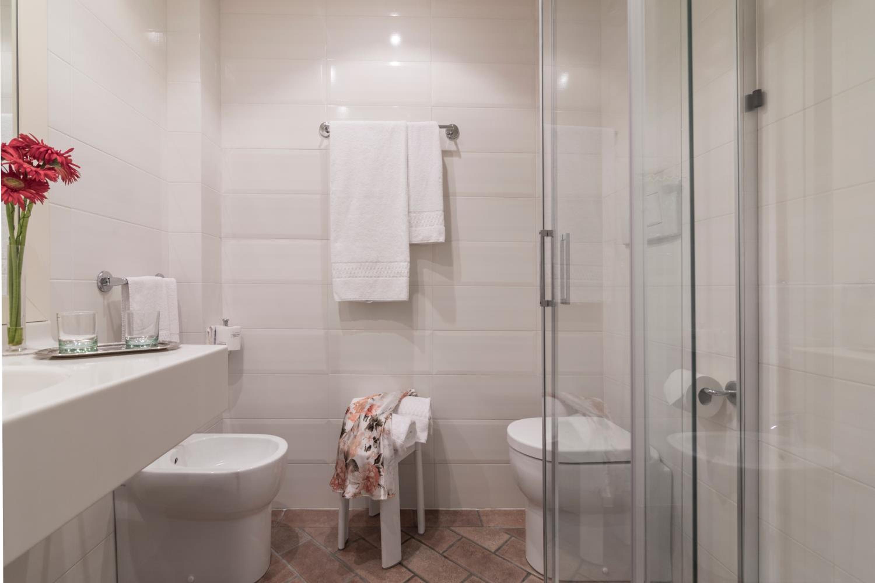 Standard Double or Twin Room - Photo 3