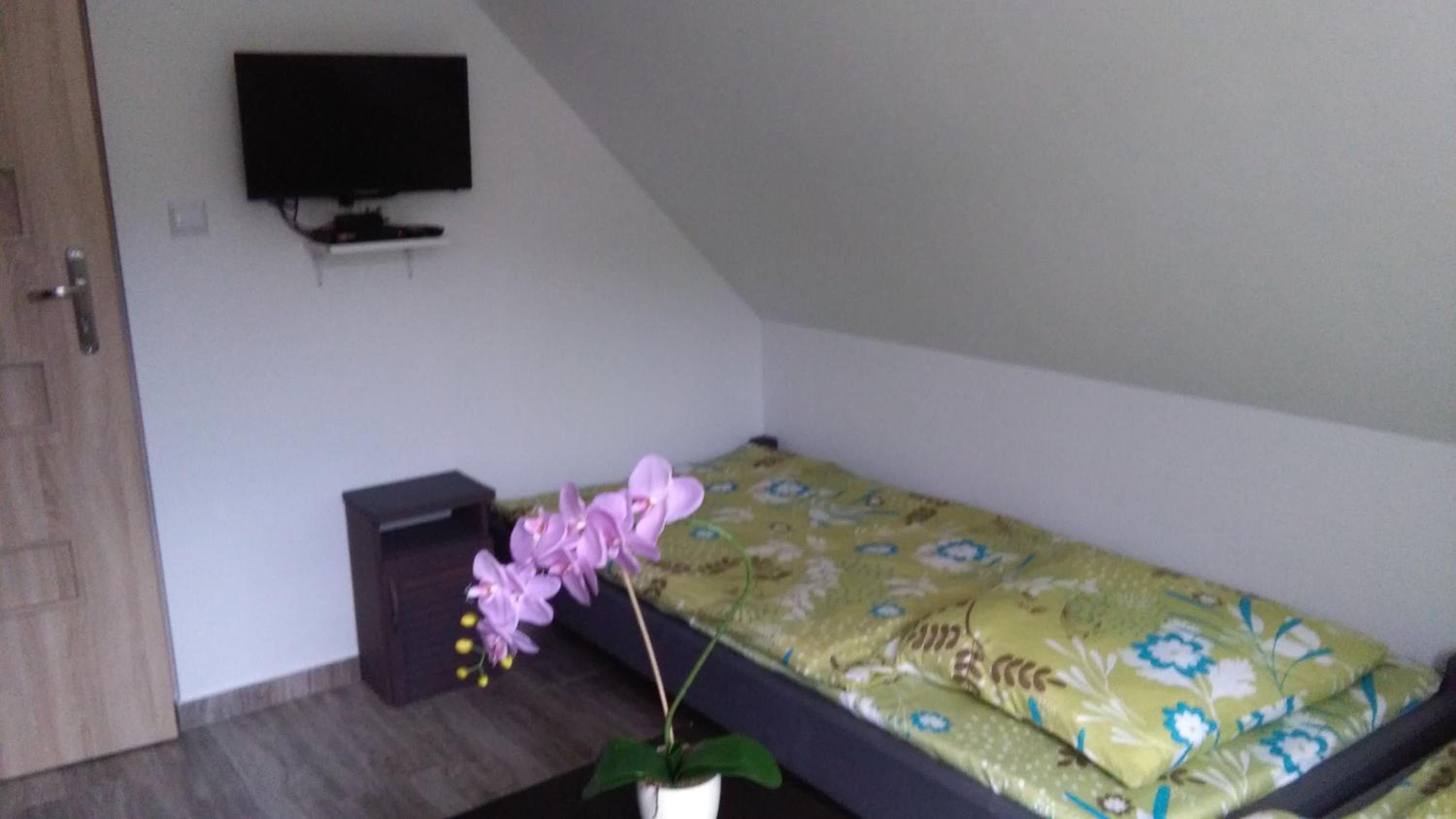 Small Twin Room - Photo 3