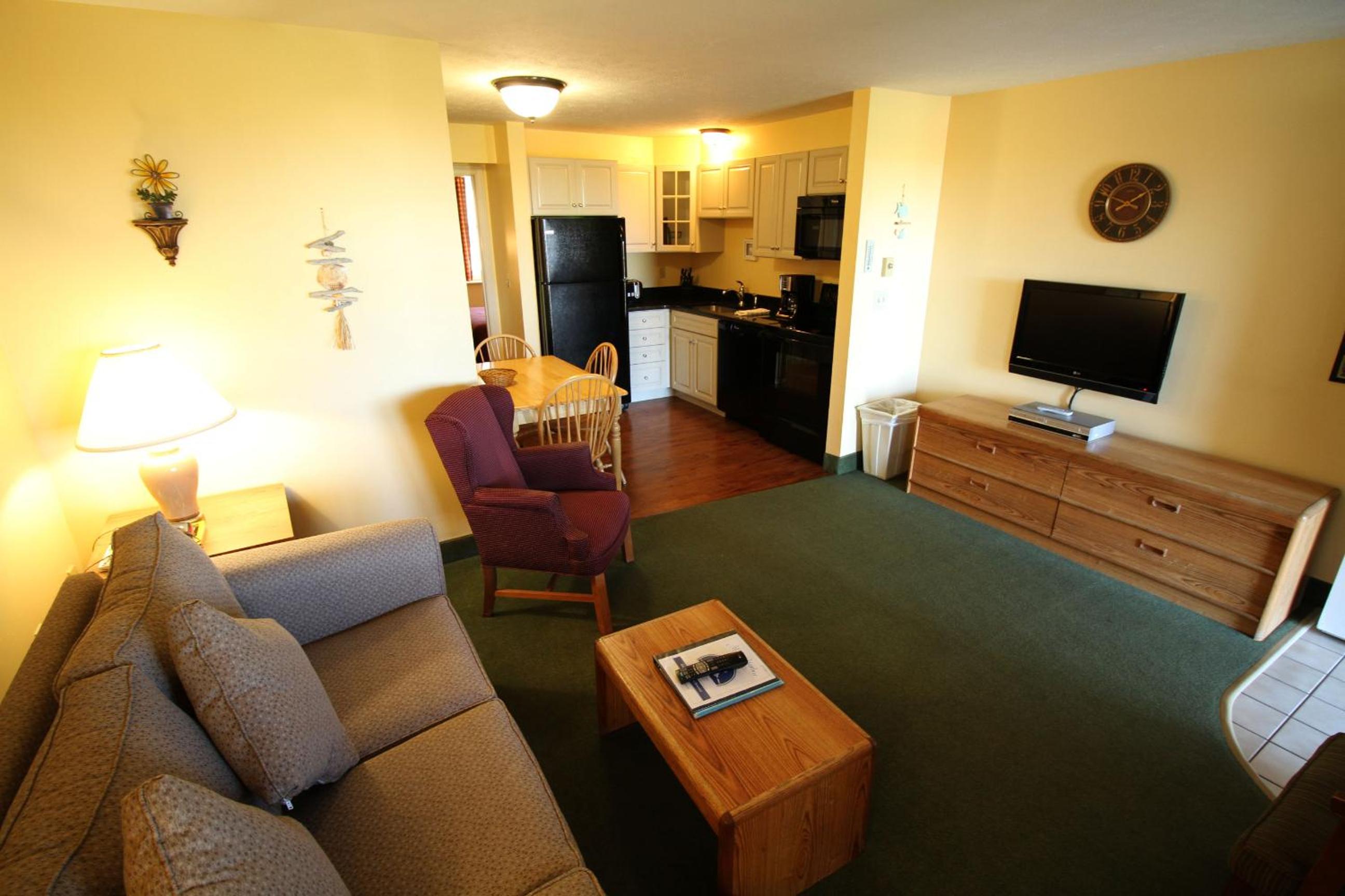 1-Bedroom Suite / Queen bed photo 2