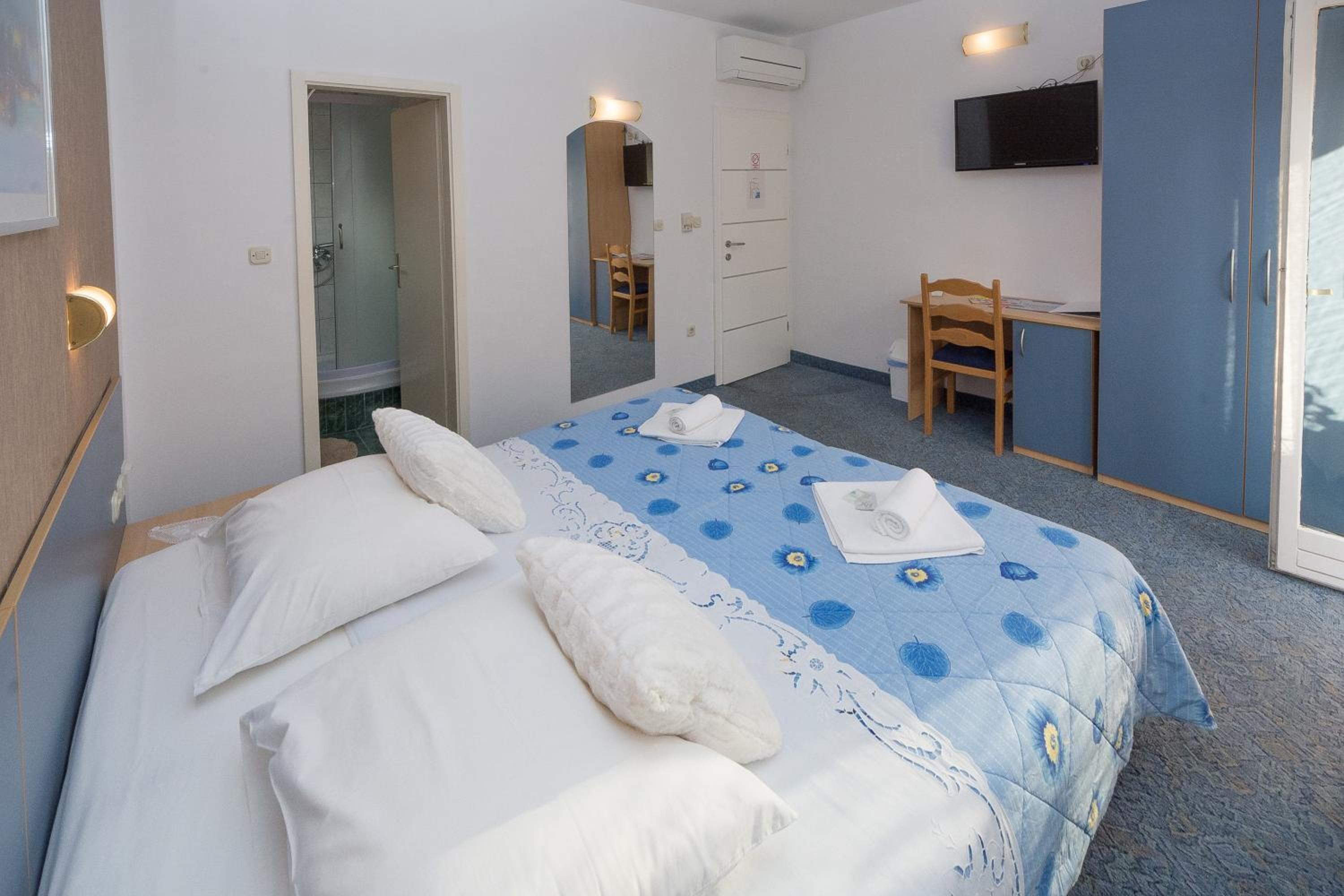 Double or Twin Room with Partial Sea View - Photo 1