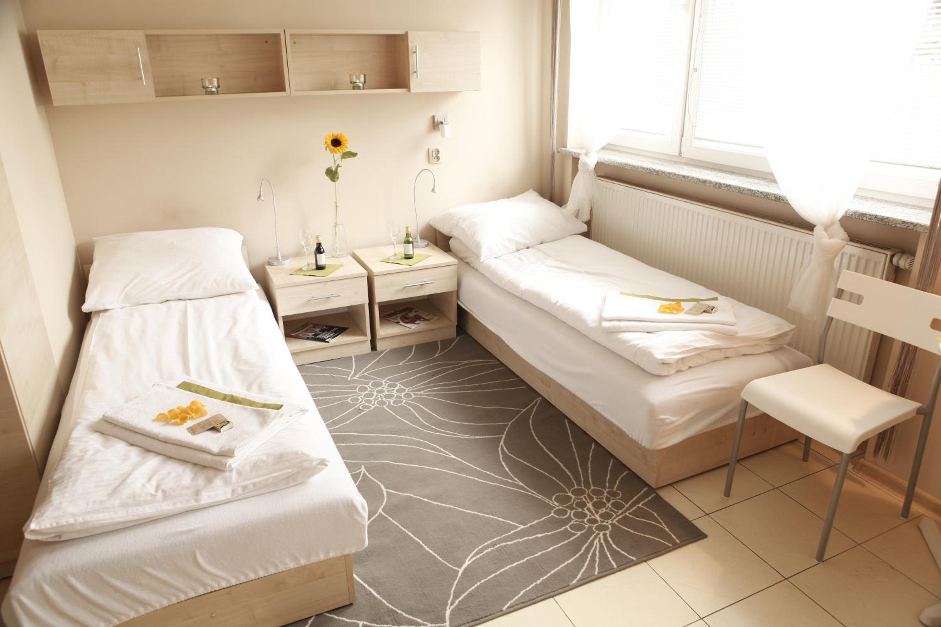 Economy Twin Room - Photo 5
