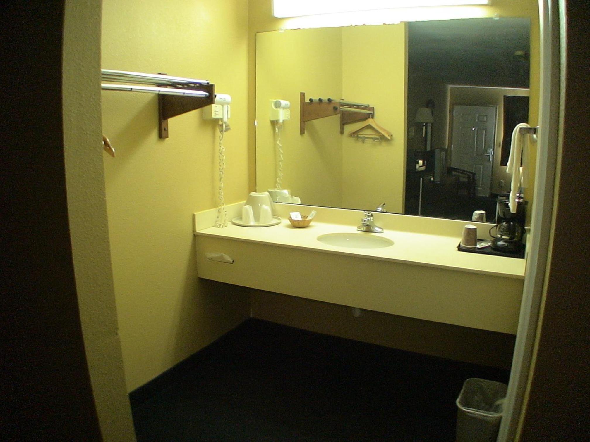 Queen Room with Two Queen Beds - Photo 7