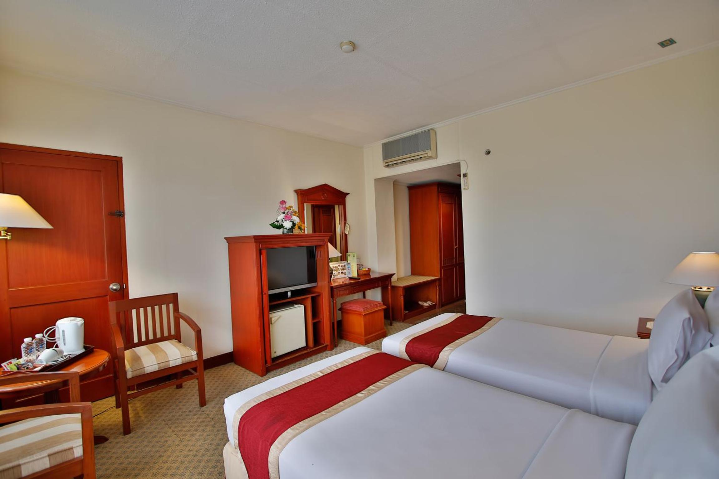 Deluxe Room Twin Bed - Photo 3