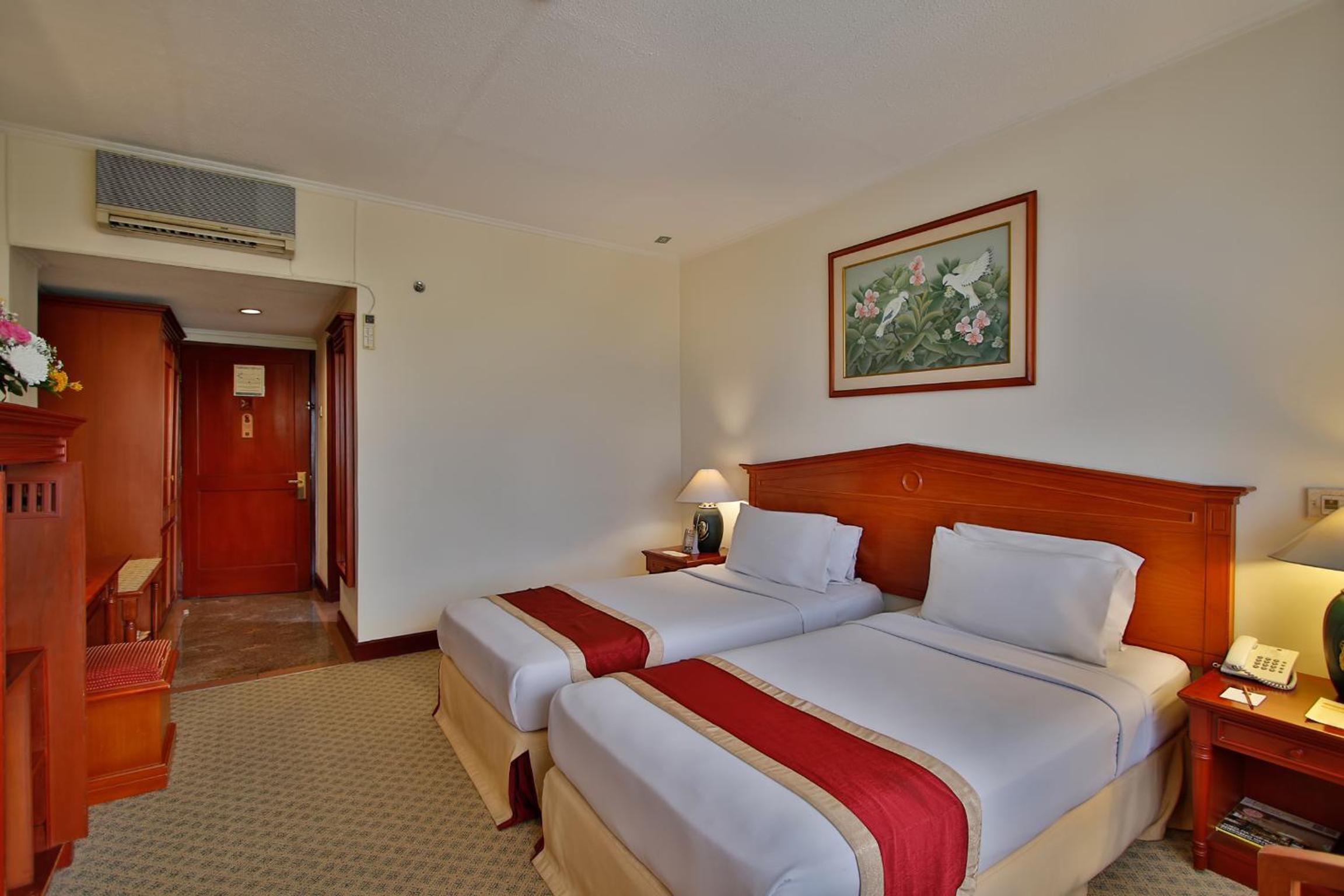 Deluxe Room Twin Bed - Photo 2