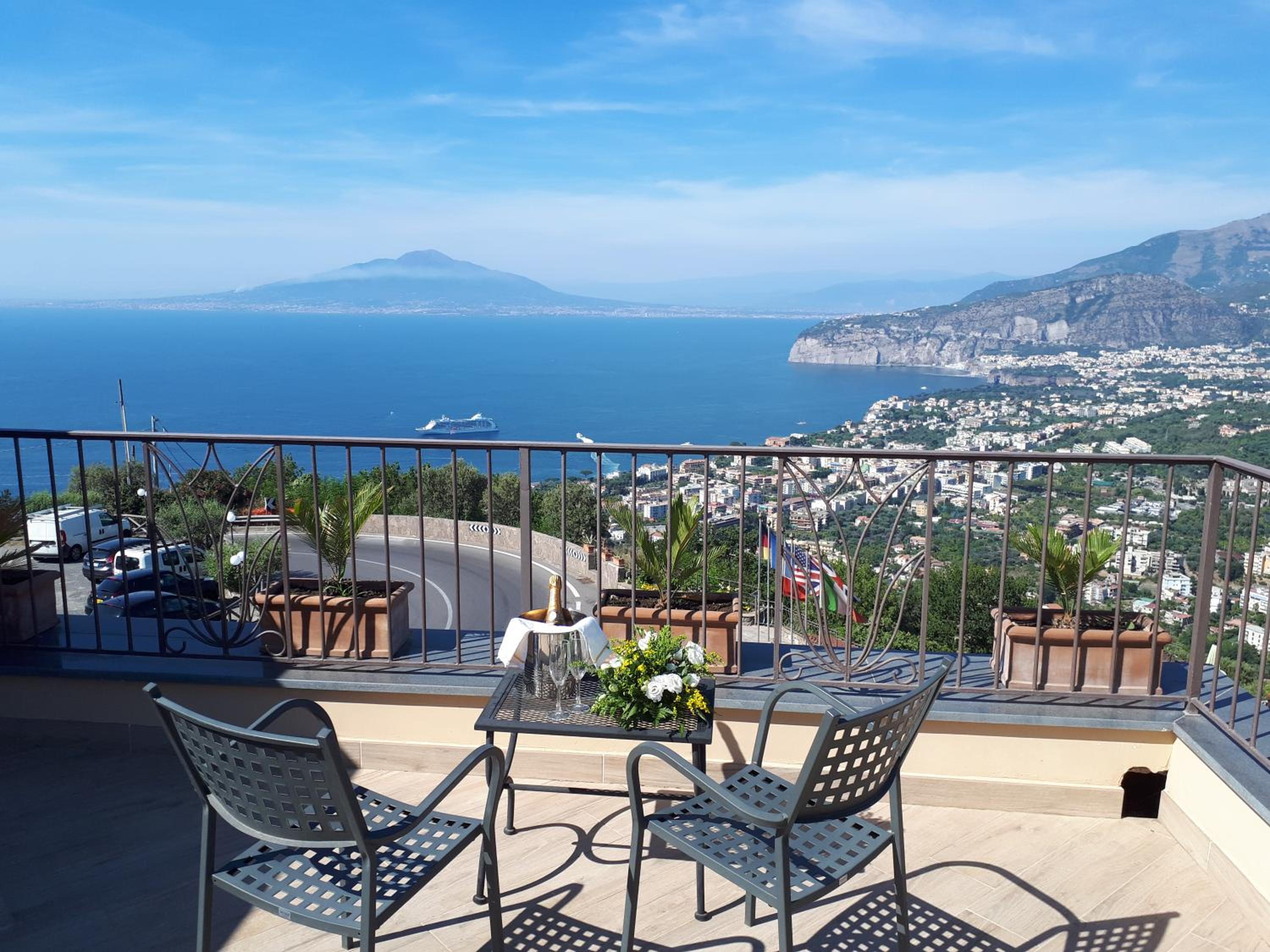 Deluxe Double Room with Sea View - Photo 3