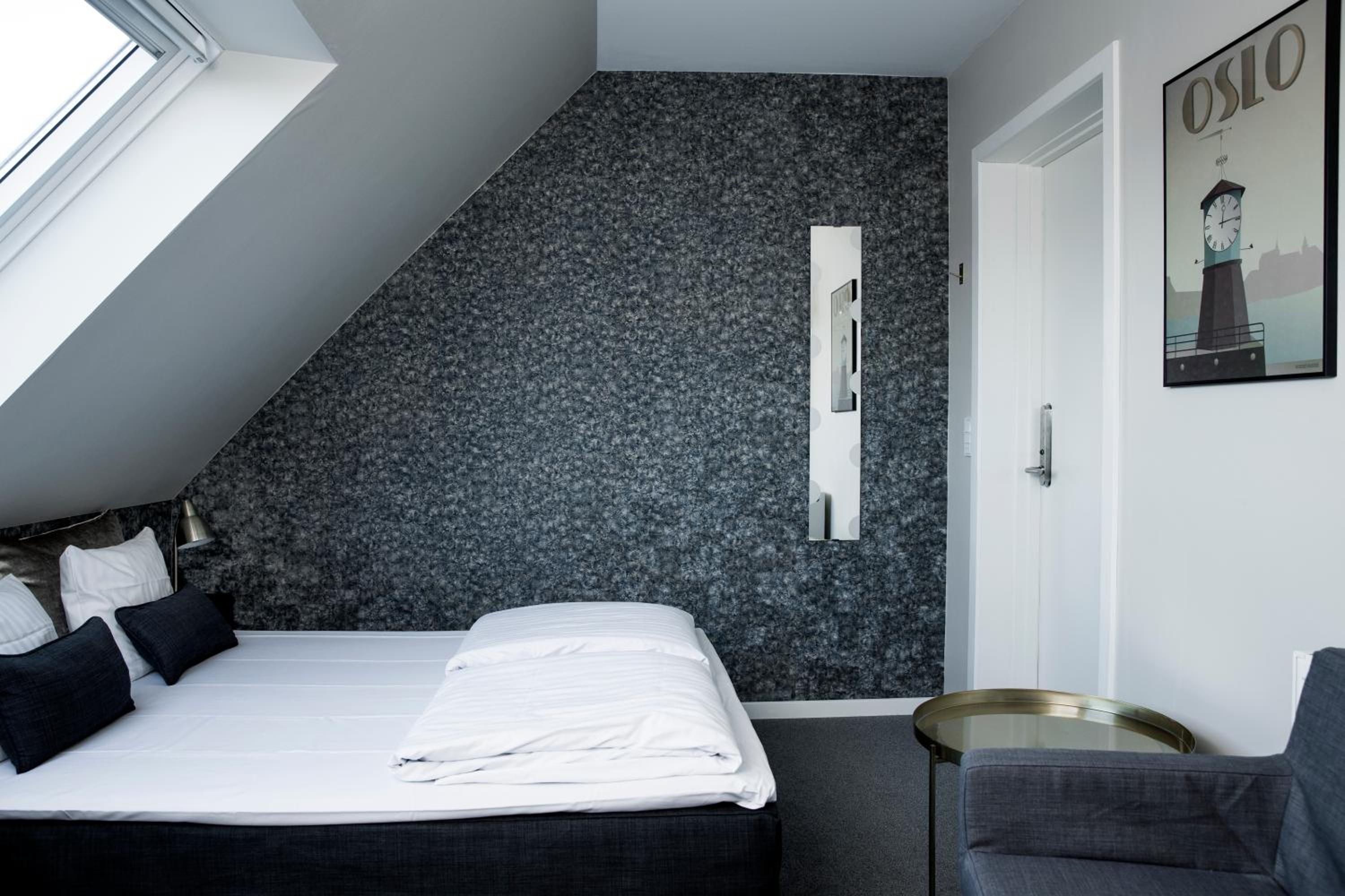 Queen Room photo 2