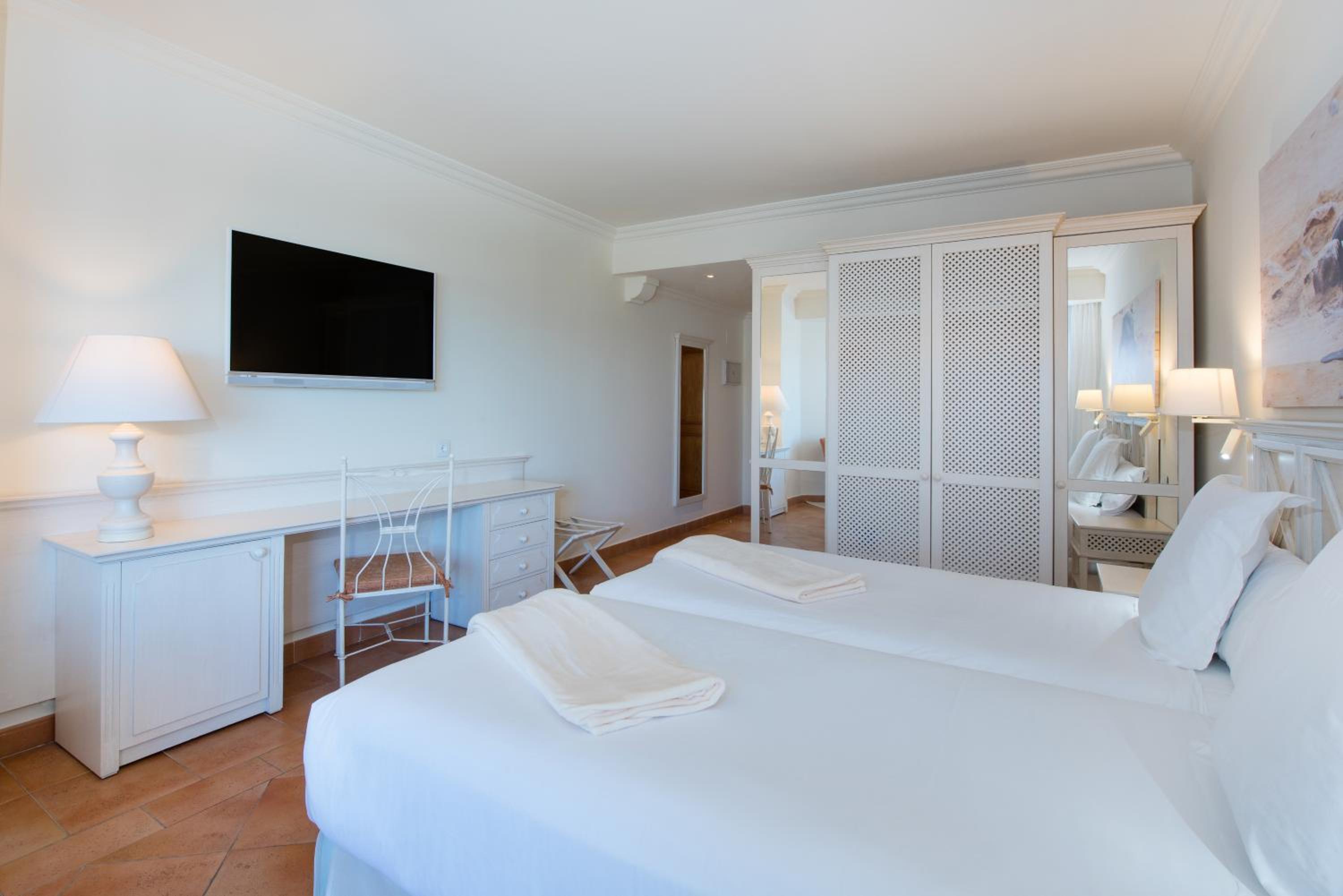 Twin Room with Sea View - Photo 4