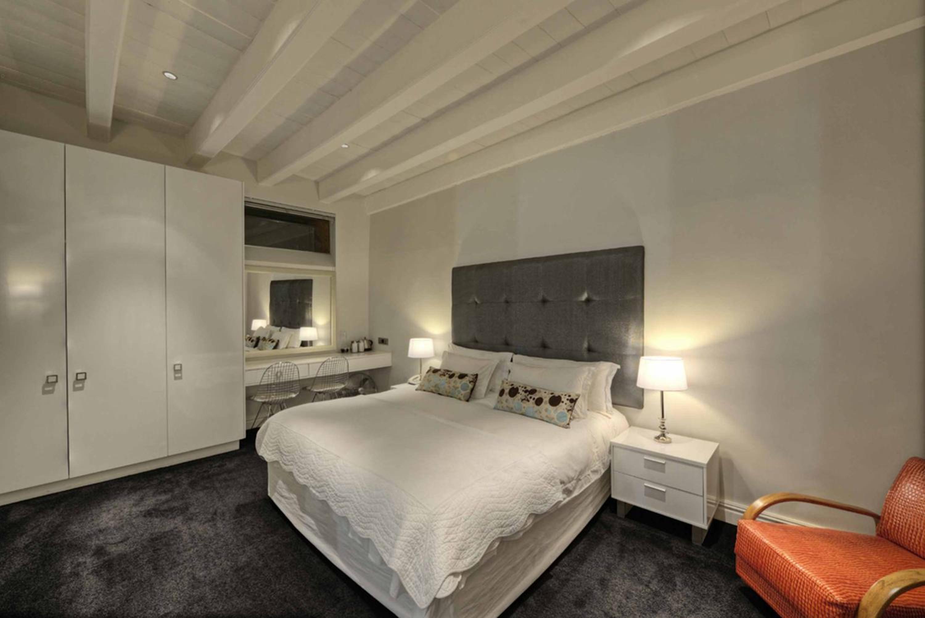 Luxury Room with Pool View - Photo 10
