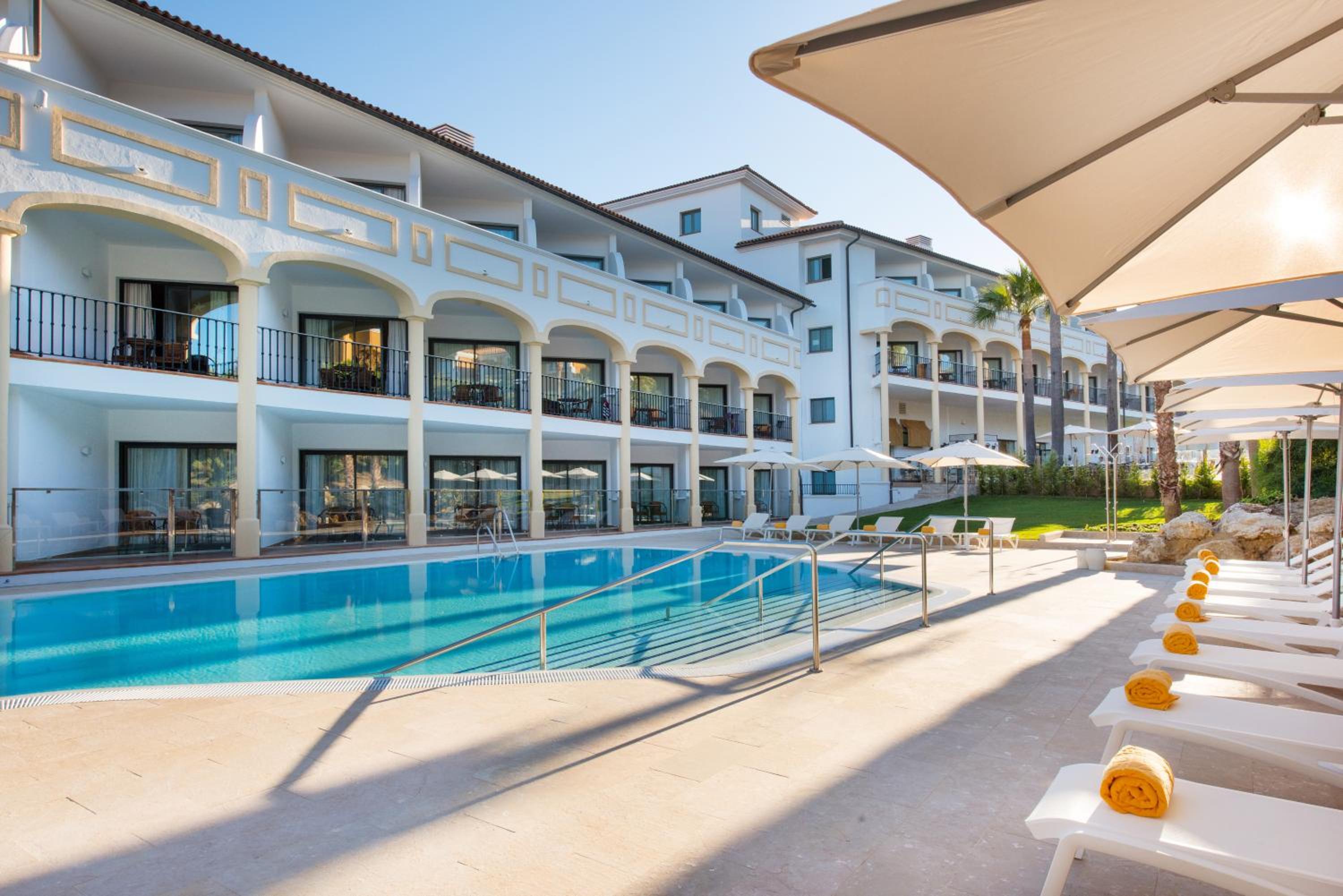 Deluxe Double Room with Shared Pool - Photo 4