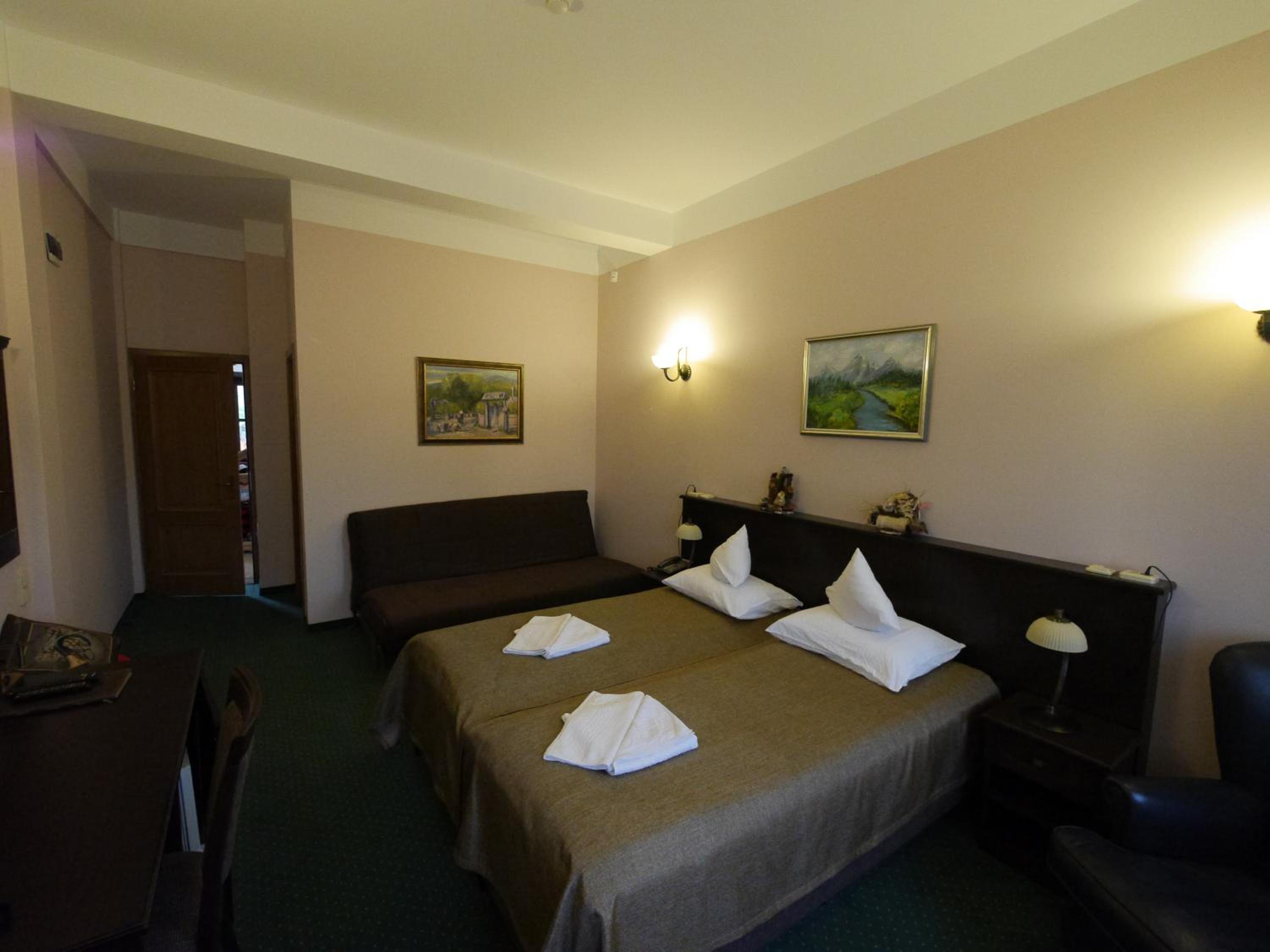 Double or Twin Room with View - Photo 6