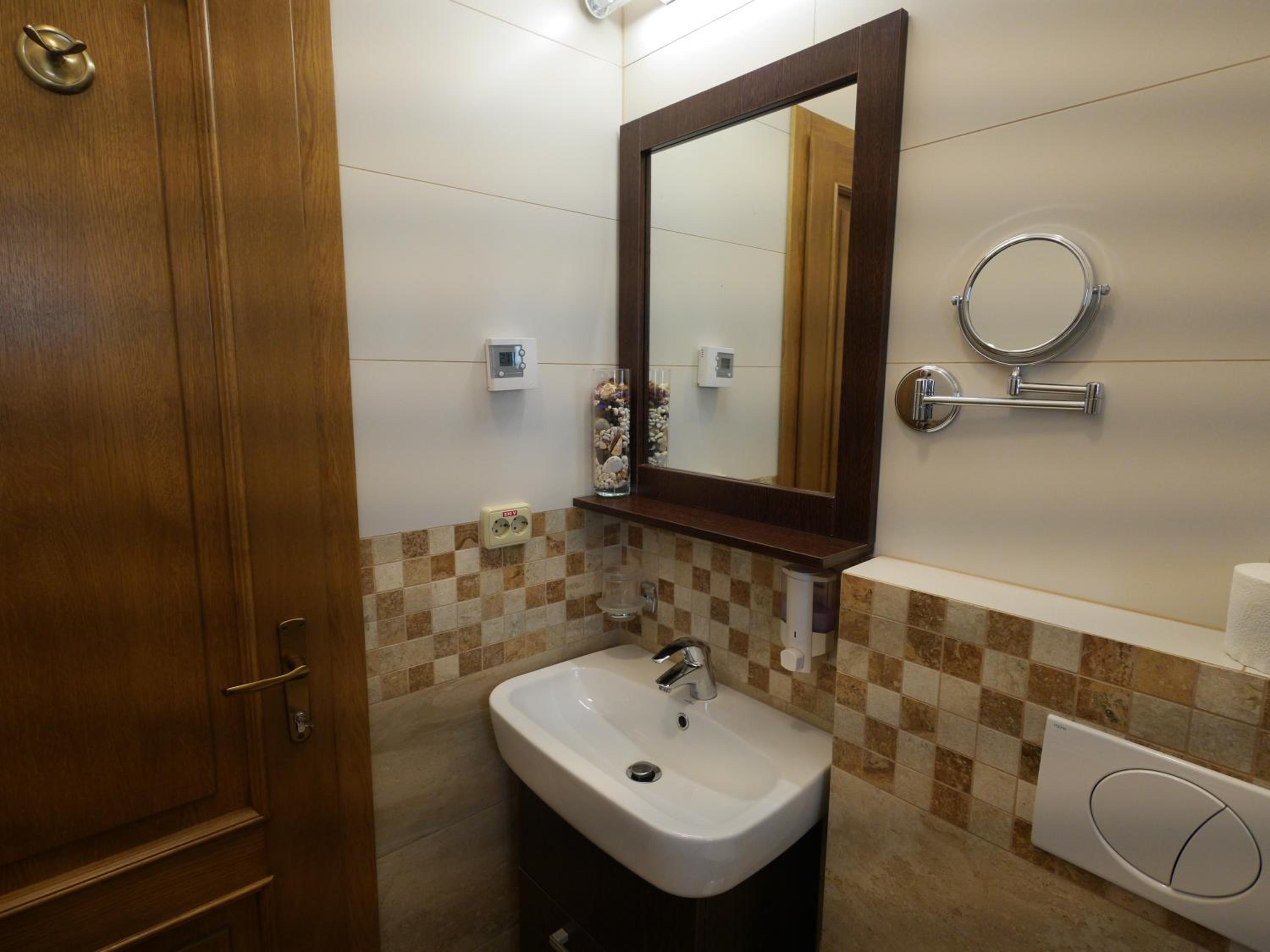 Double or Twin Room with View - Photo 9