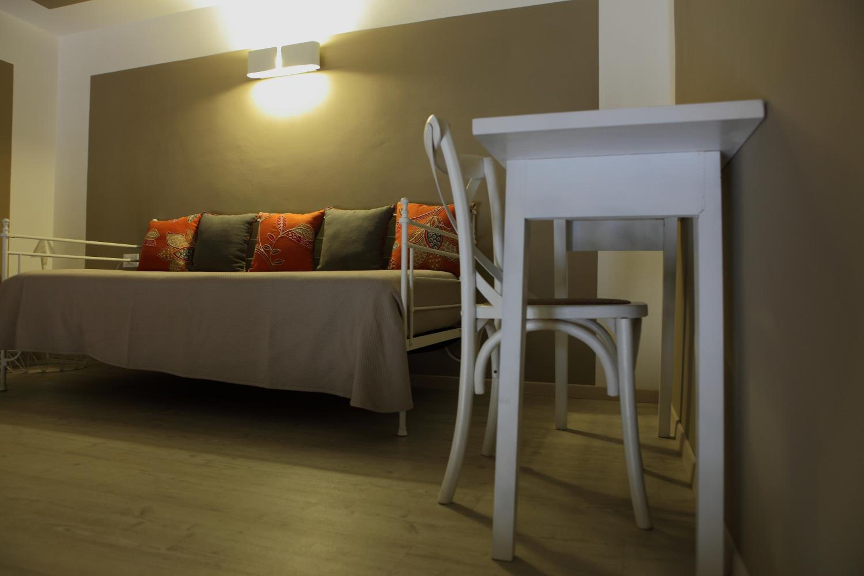 Deluxe Double Room with Balcony - Photo 7