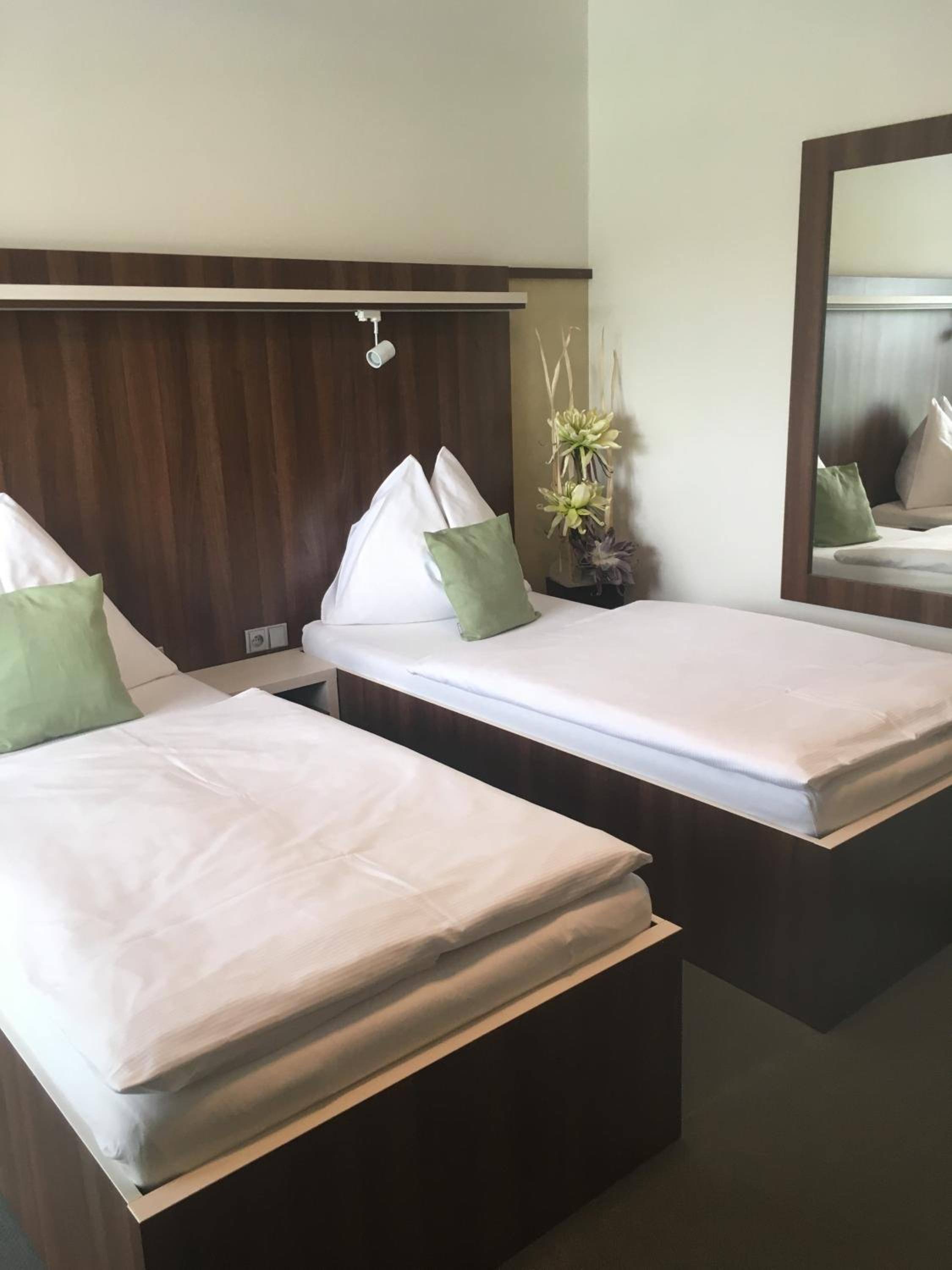 Standard Twin Room - Photo 1