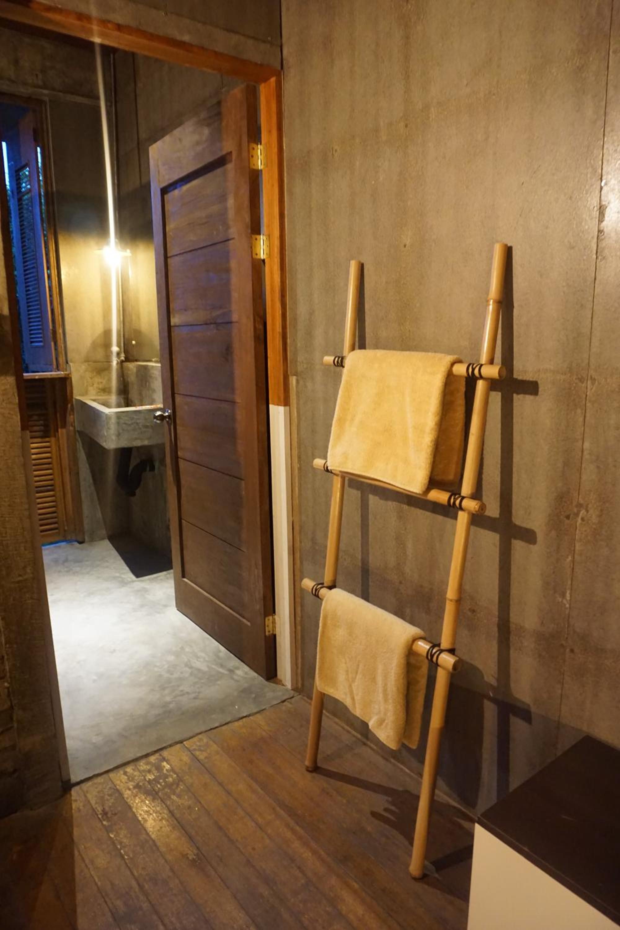 Deluxe Double Room with Private Bathroom - Photo 10