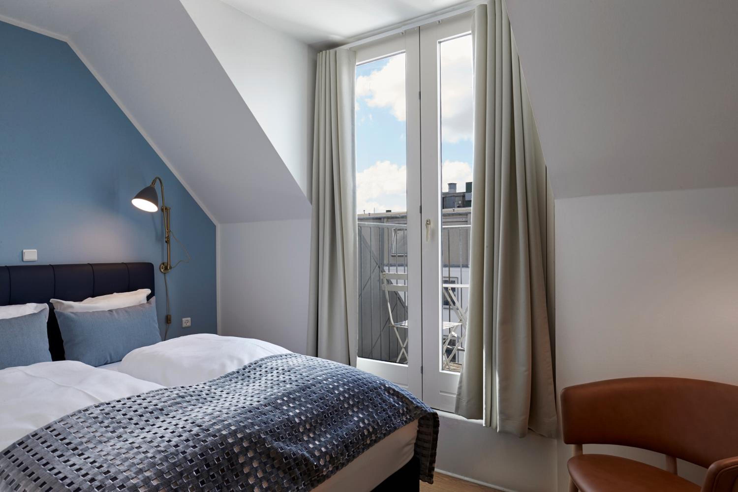 Compact Double Room with Balcony - Photo 3