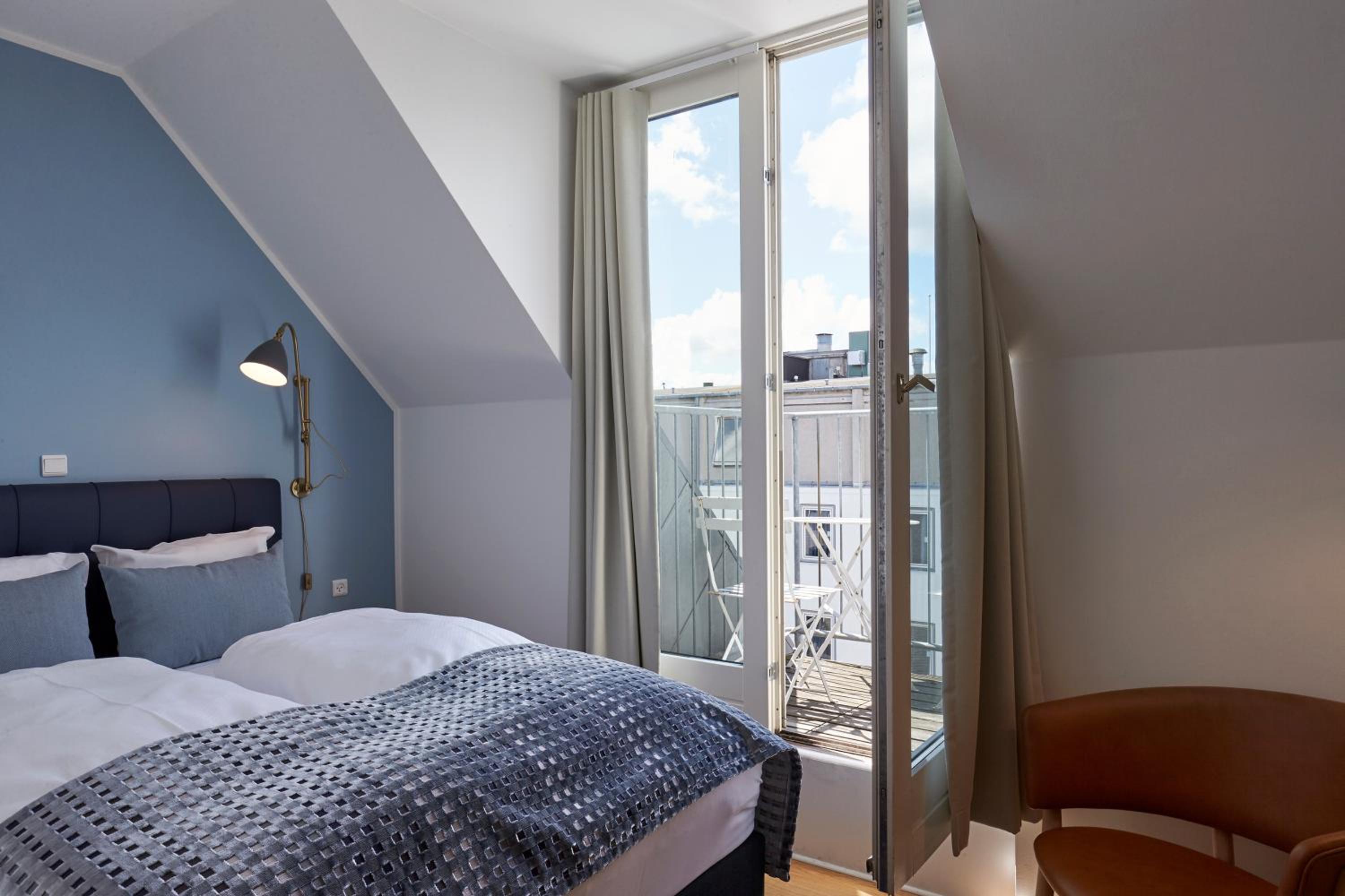 Compact Double Room with Balcony - Photo 1