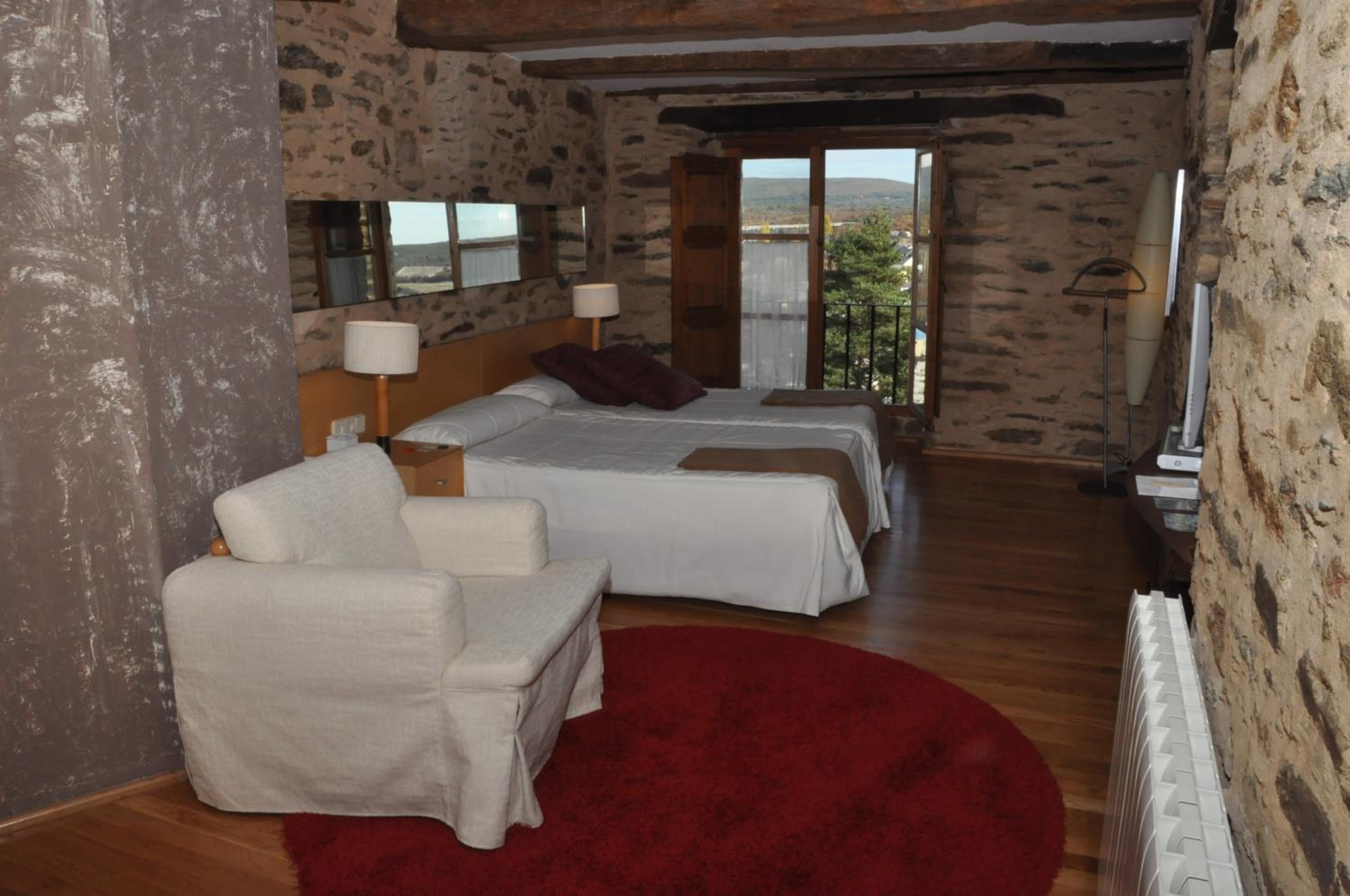 Twin Room with Bath - Photo 2