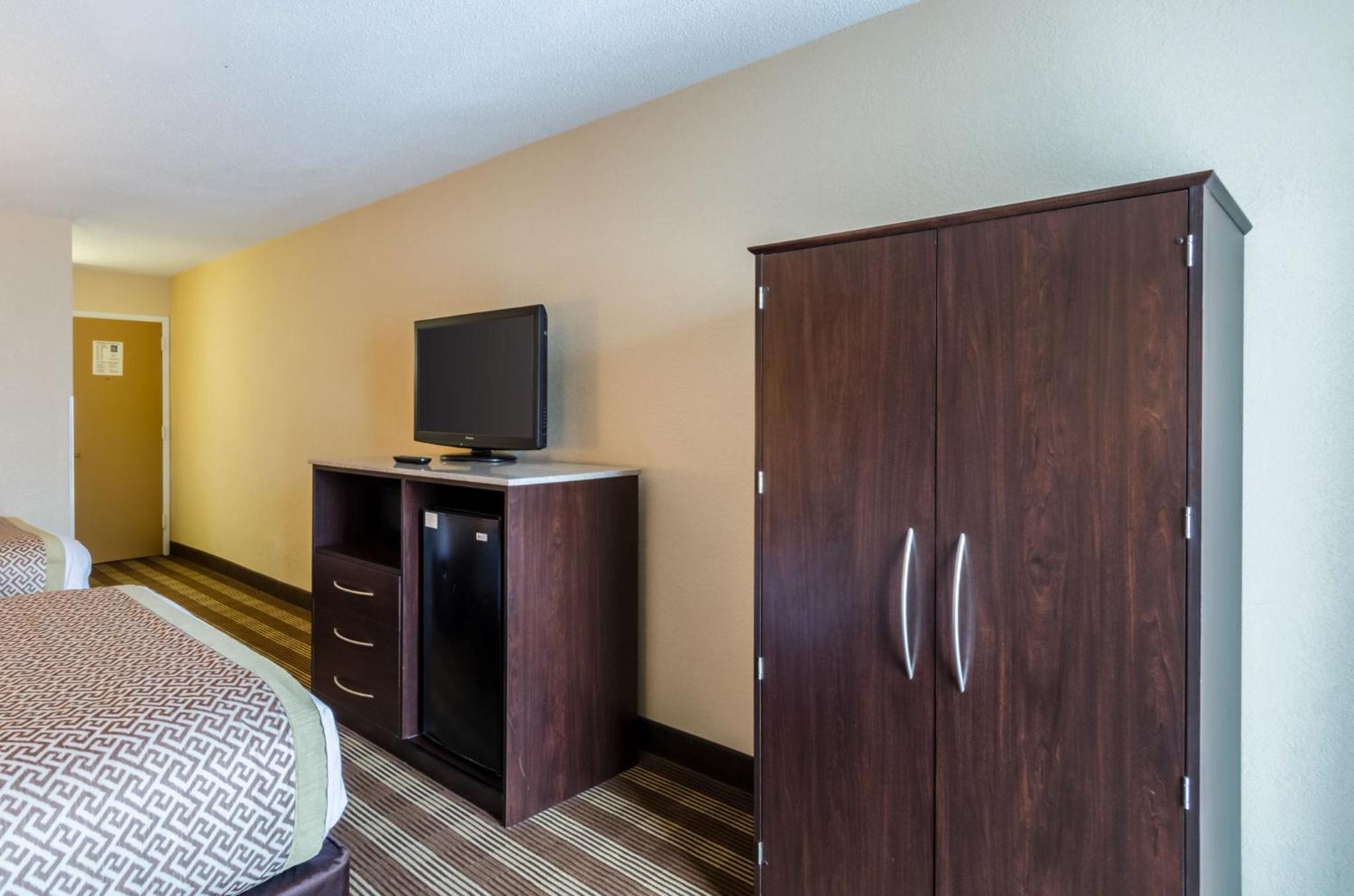 Queen Room with Two Queen Beds - Pet Friendly/Non-Smoking - Photo 3